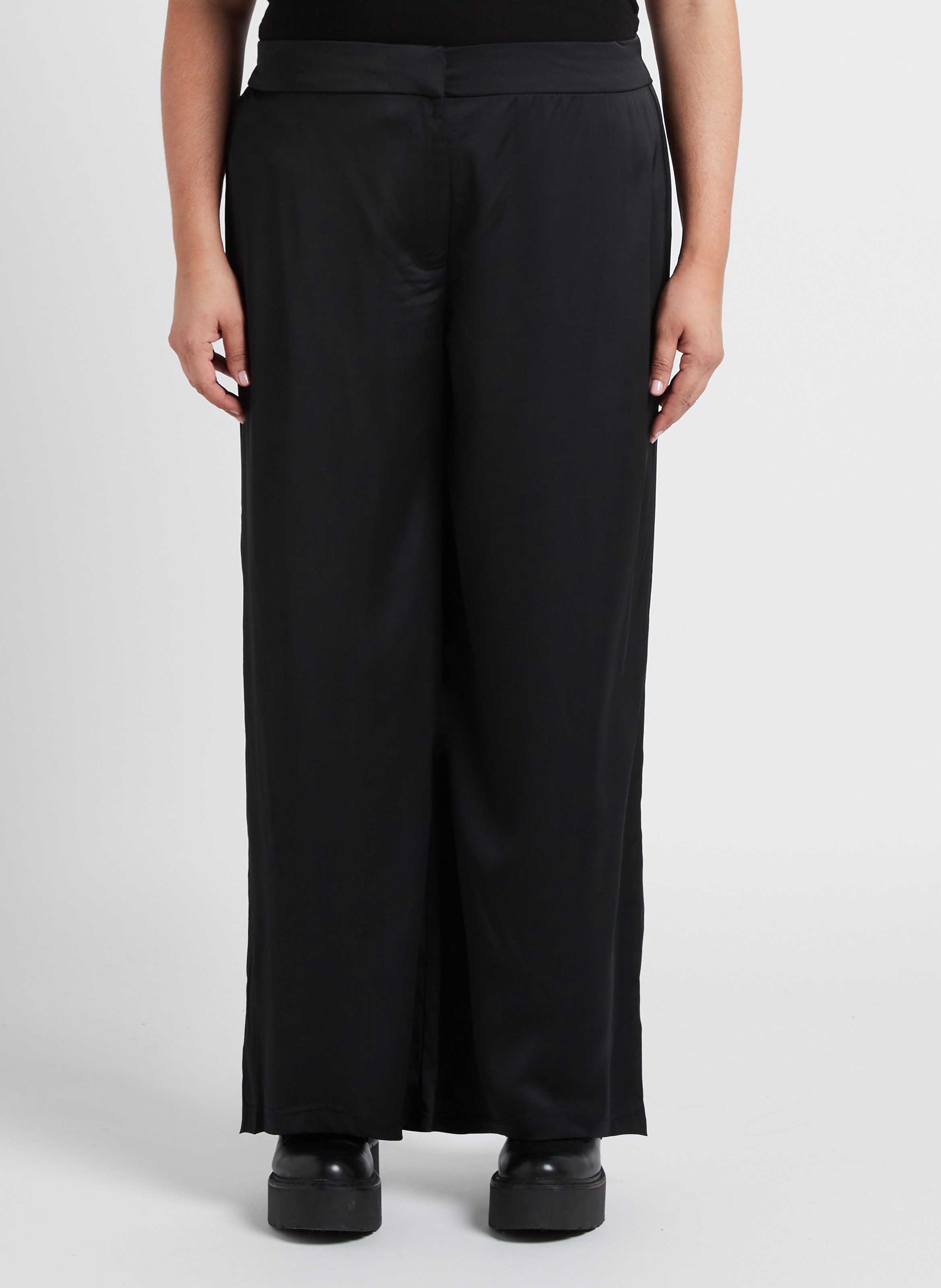 Gerade geschnittene Samthose mit hohem Bund EVOKED Schwarz