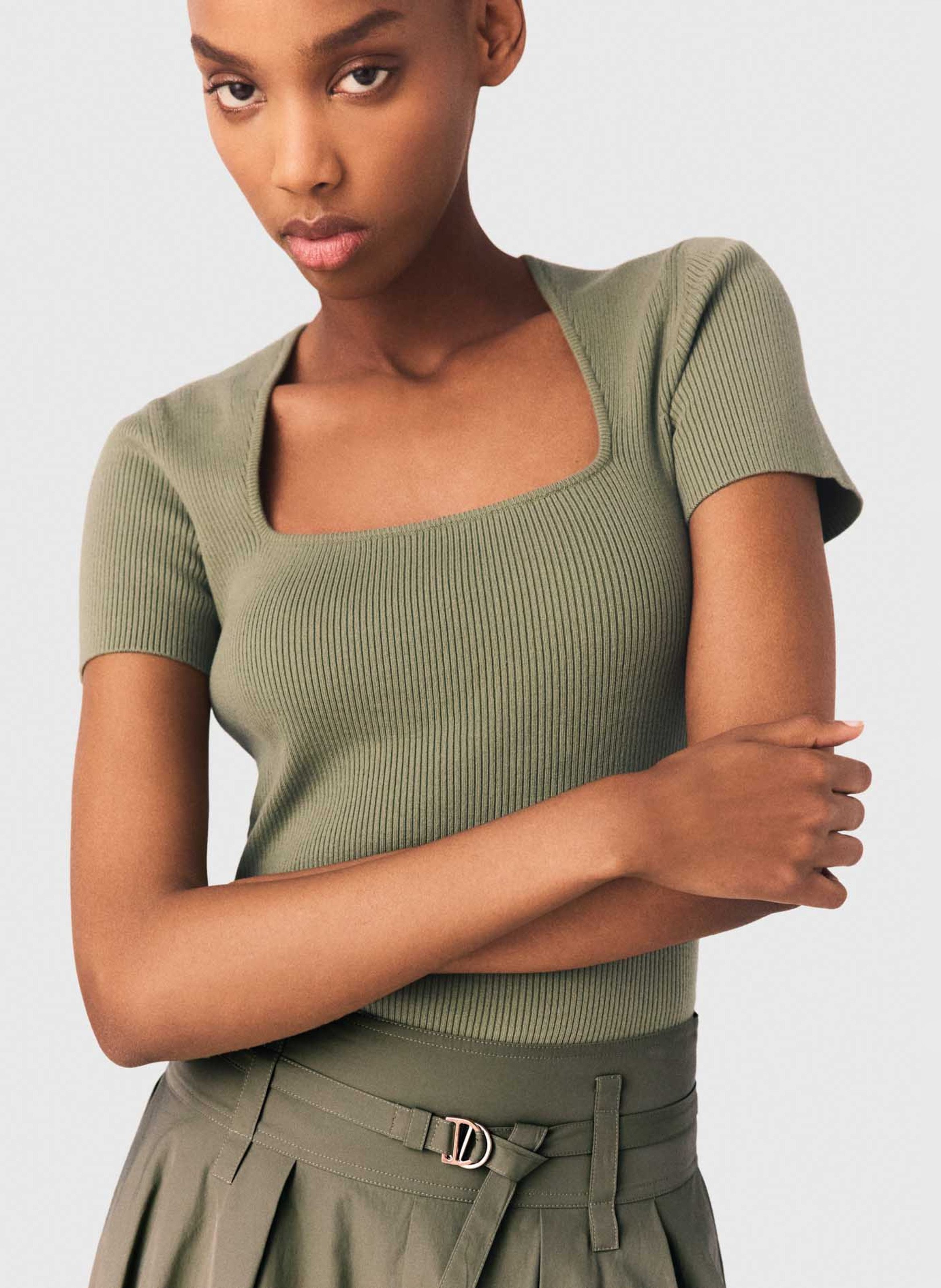 Aansluitend T-shirt met vierkante hals in gemengd katoen MAJE Kaki