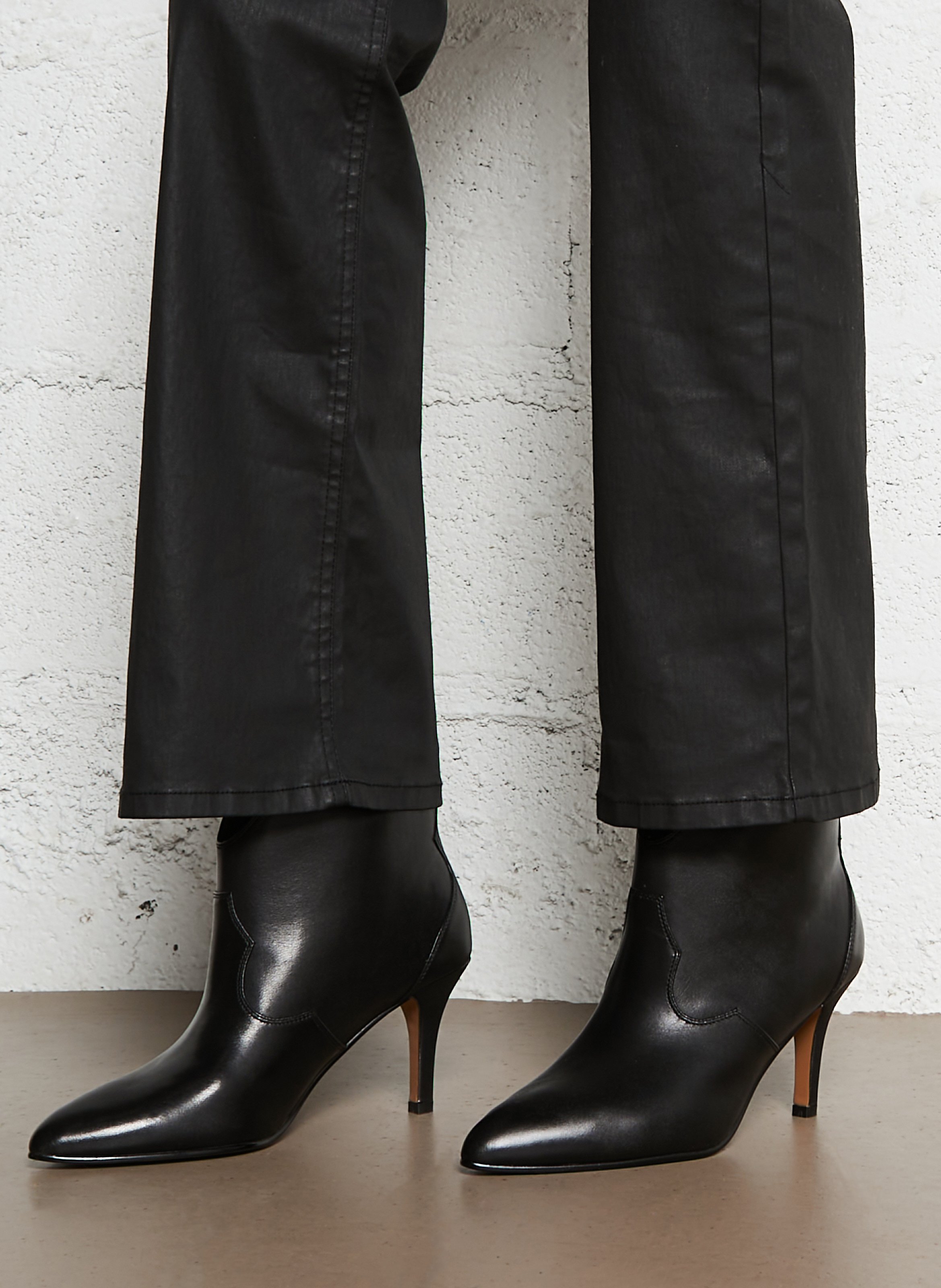 - 100% Leder, - abgerundet, - Reißverschluss innen, - Absatzhöhe: 9 cm. TORAL Schwarz