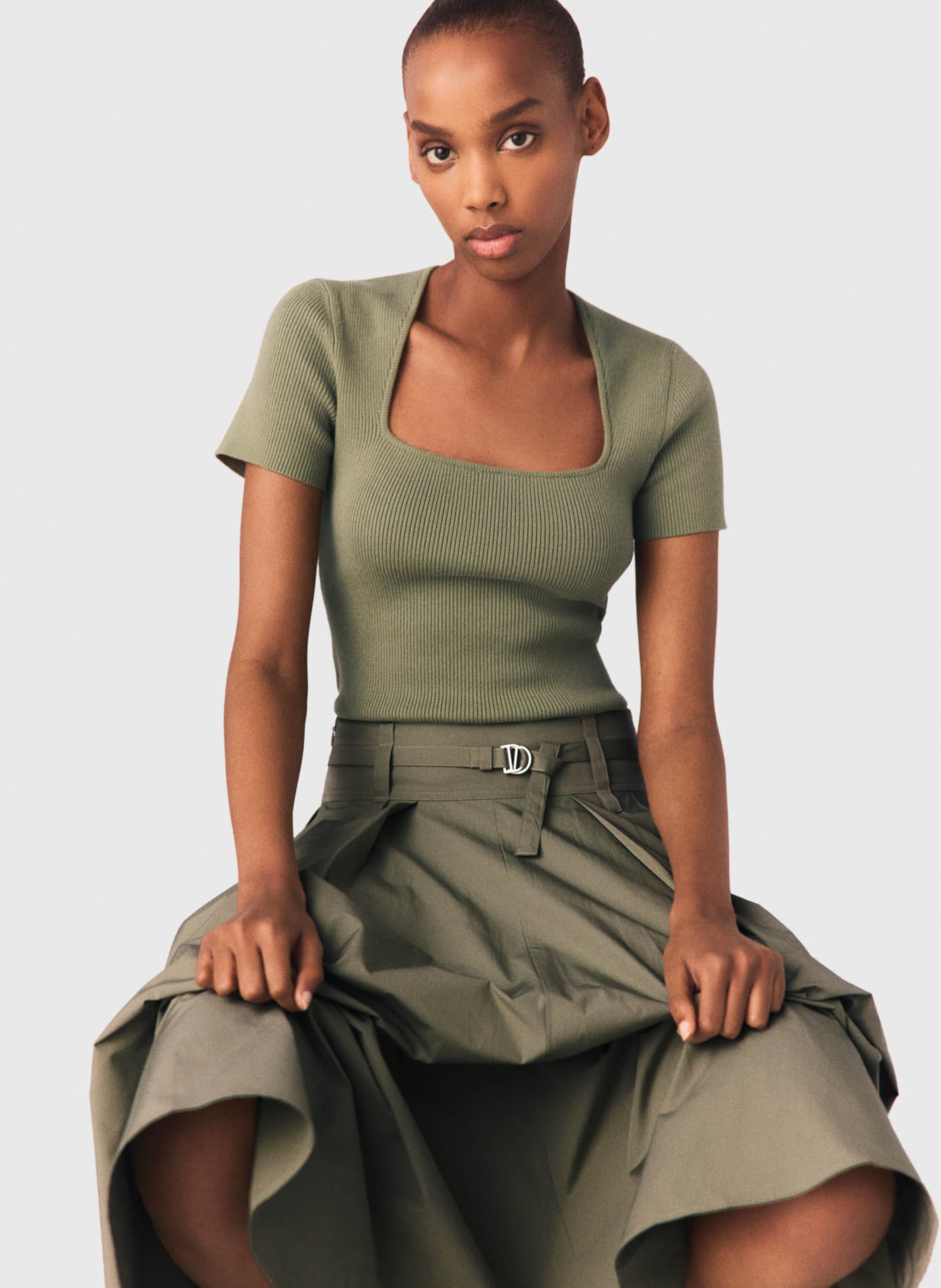 Aansluitend T-shirt met vierkante hals in gemengd katoen MAJE Kaki