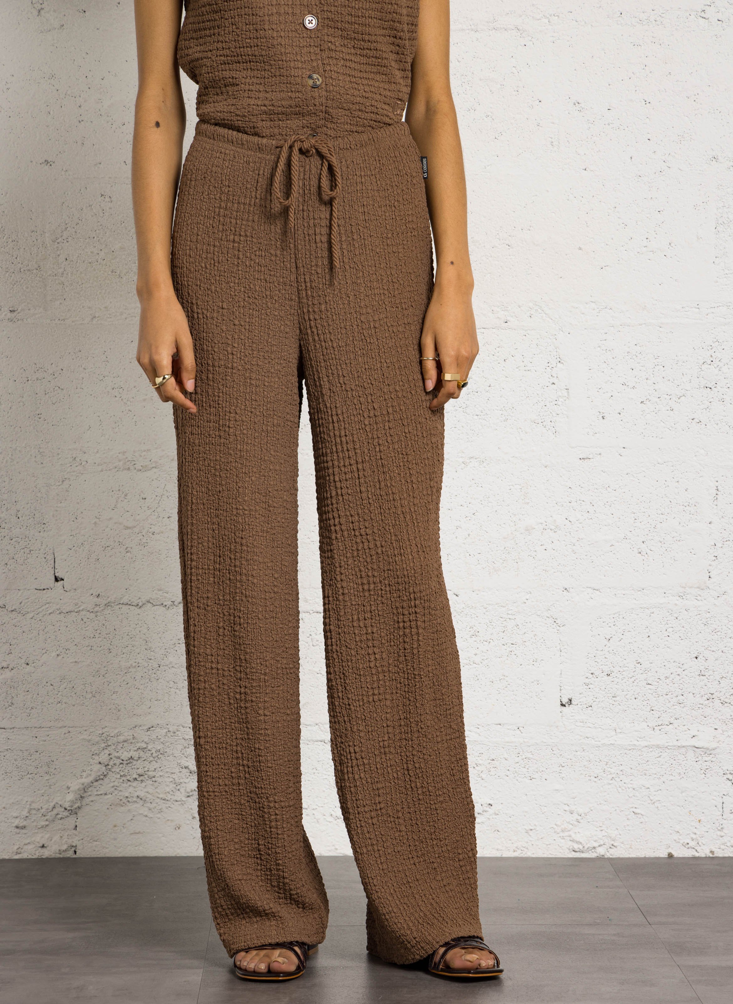 Pantalón ancho de talle alto con textura gofrada. LE TEMPS DES CERISES Marron