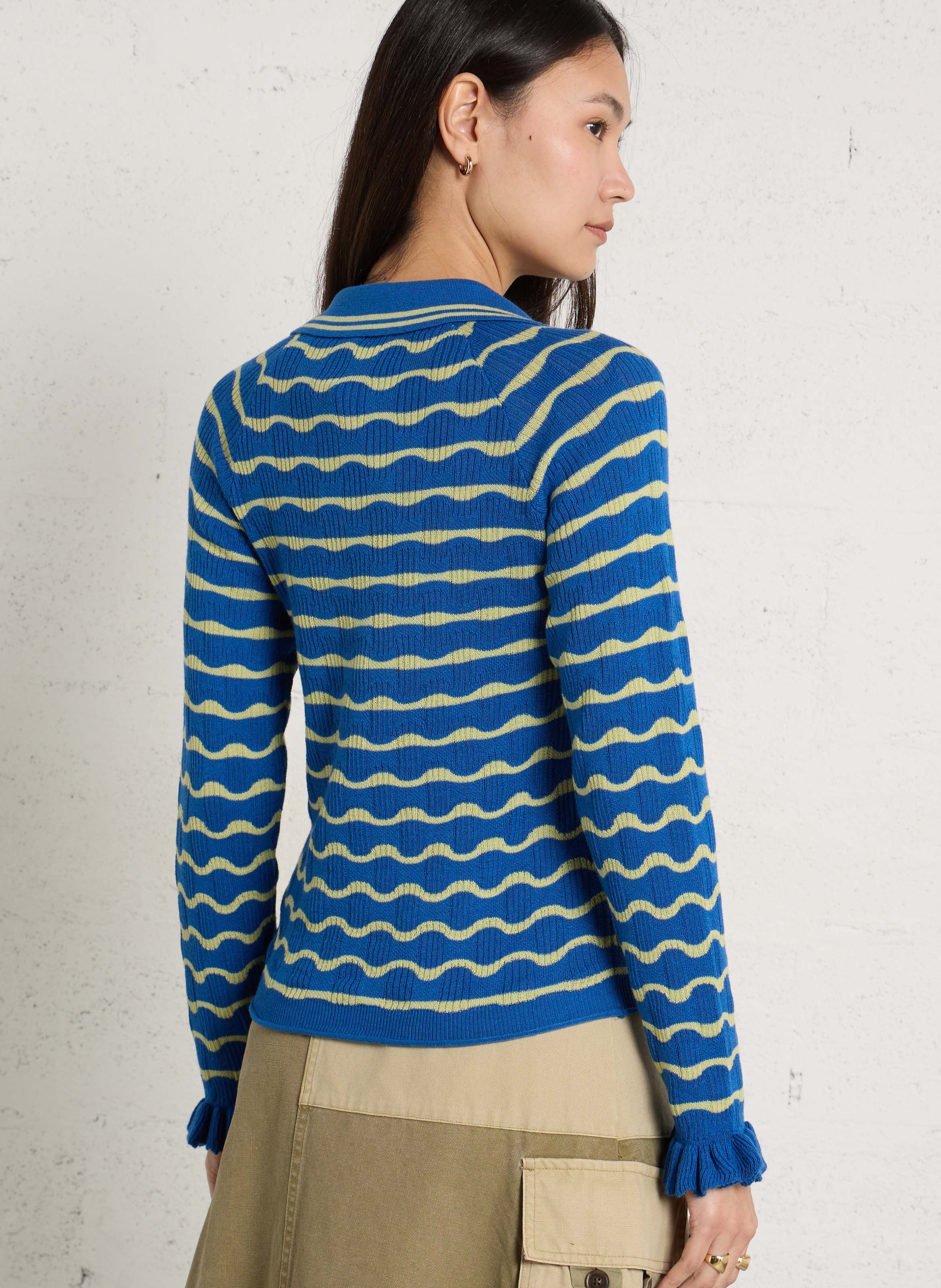 Trui met polokraag en golvenstrepen. Blauw