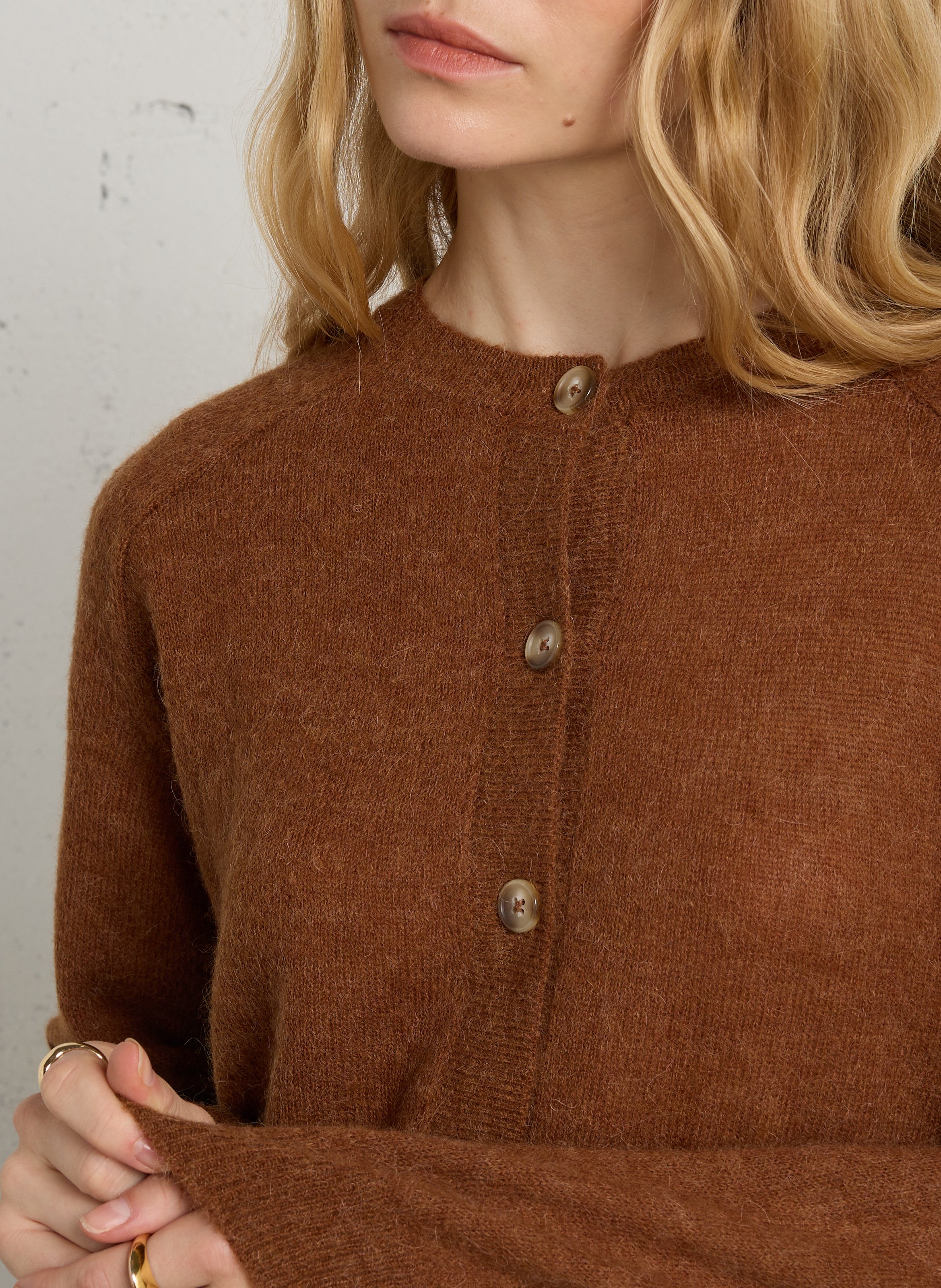 Gerade geschnittene Strickjacke mit Rundhalsausschnitt aus Babyalpaka und Seide DES PETITS HAUTS Braun