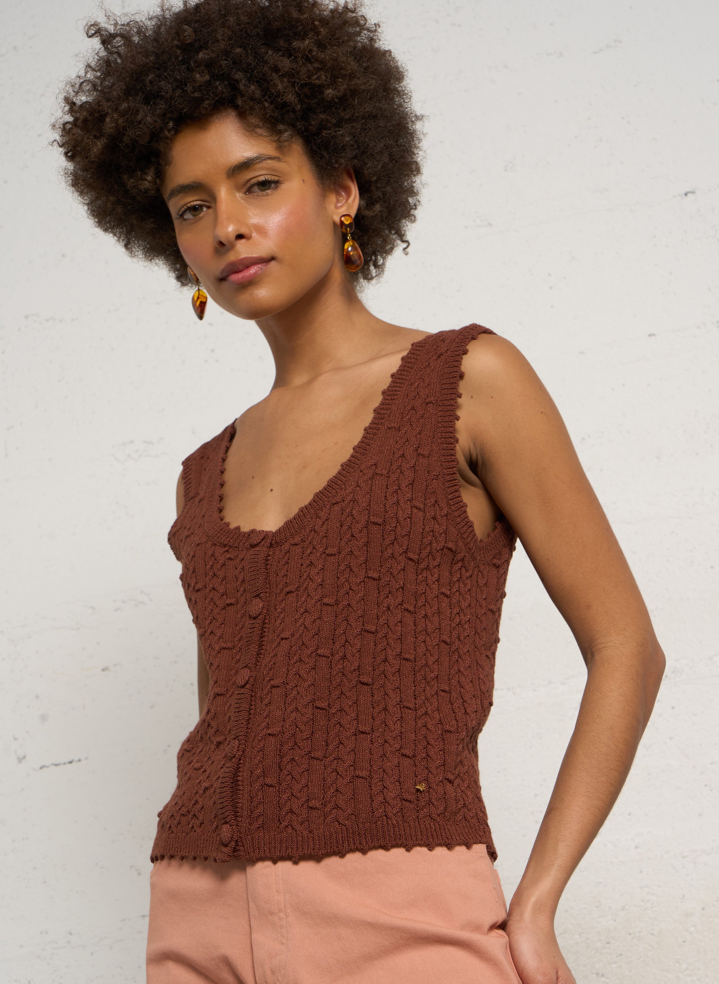 Kurzes ärmelloses Häkeltop mit Rundhalsausschnitt DES PETITS HAUTS Braun