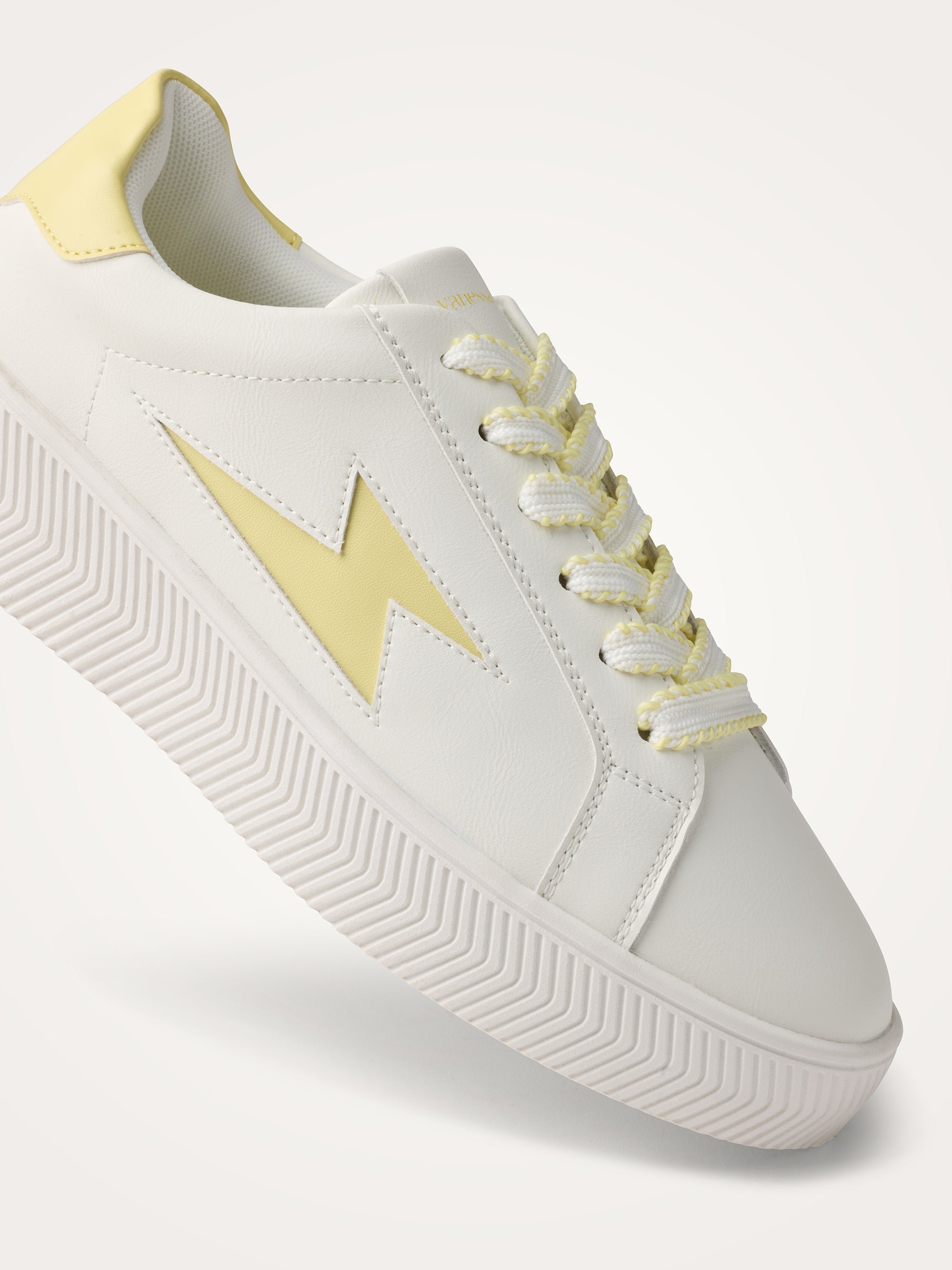 Sneakers with lightning bolt laces Yellow