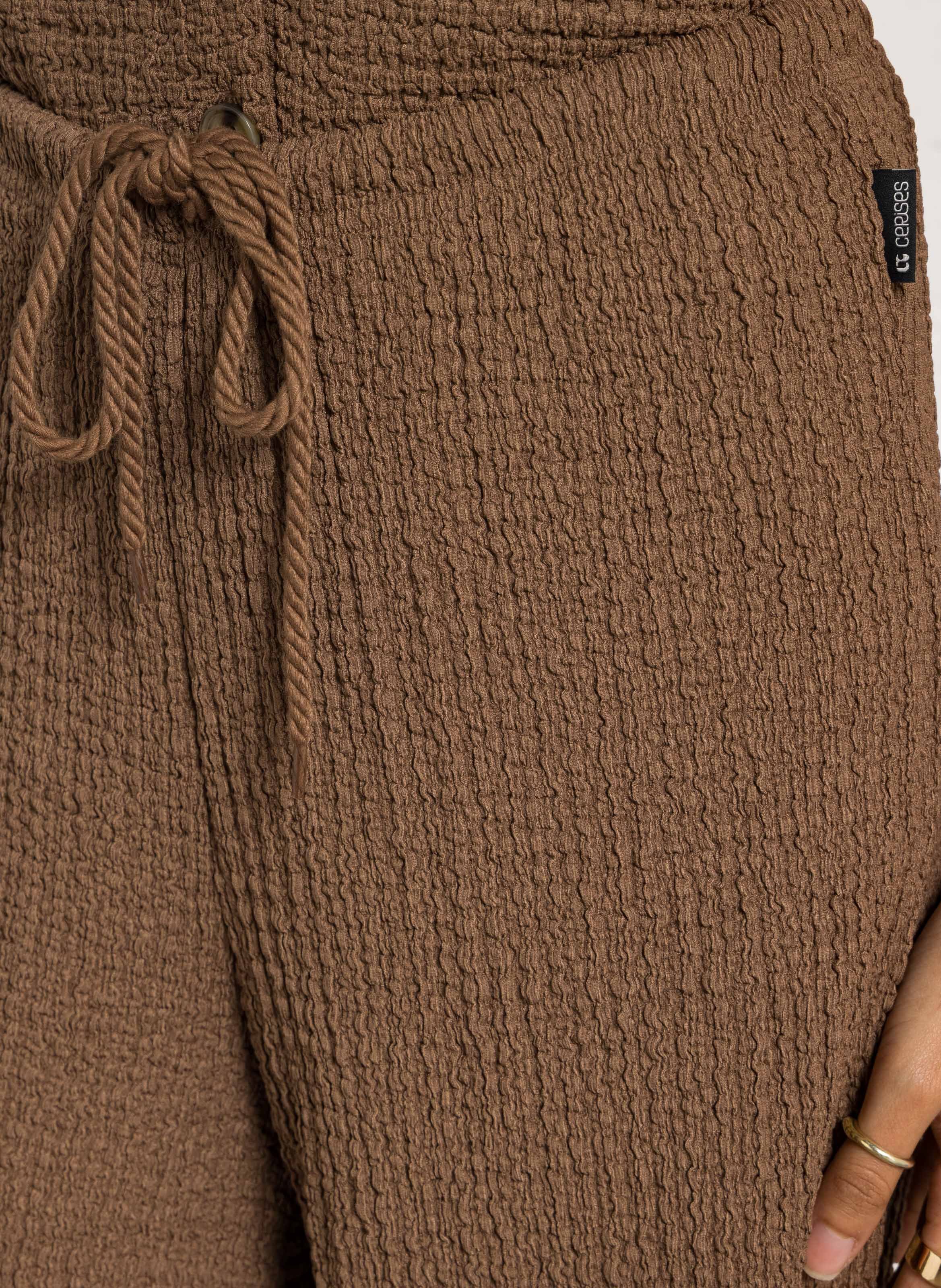 Pantalón ancho de talle alto con textura gofrada. LE TEMPS DES CERISES Marron