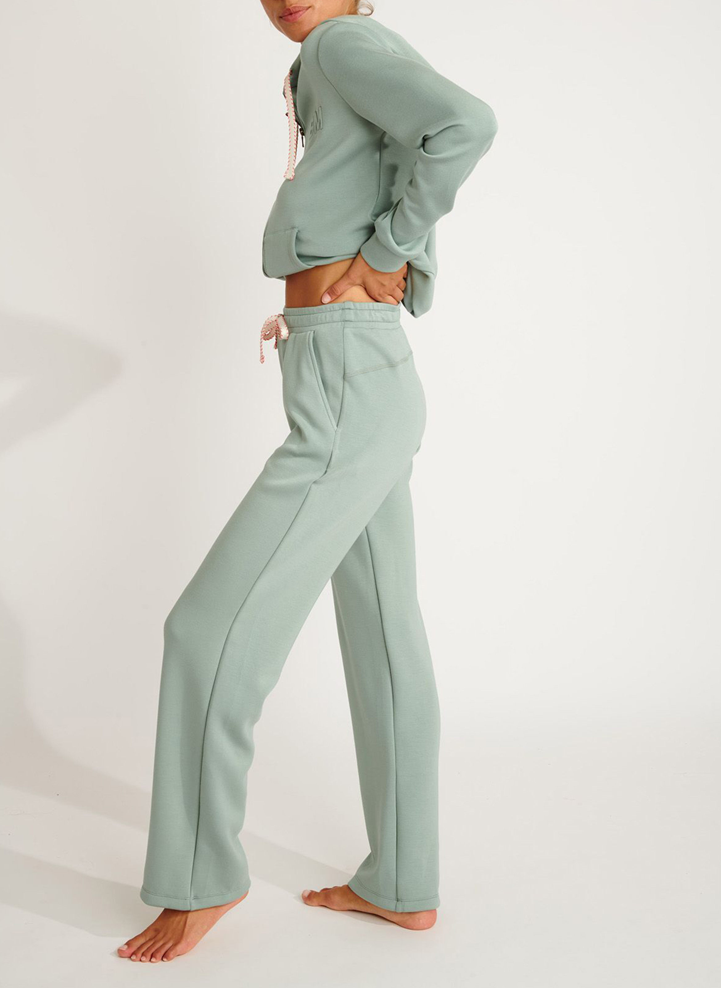 Gerade geschnittene Jogginghose BANANA MOON Grun