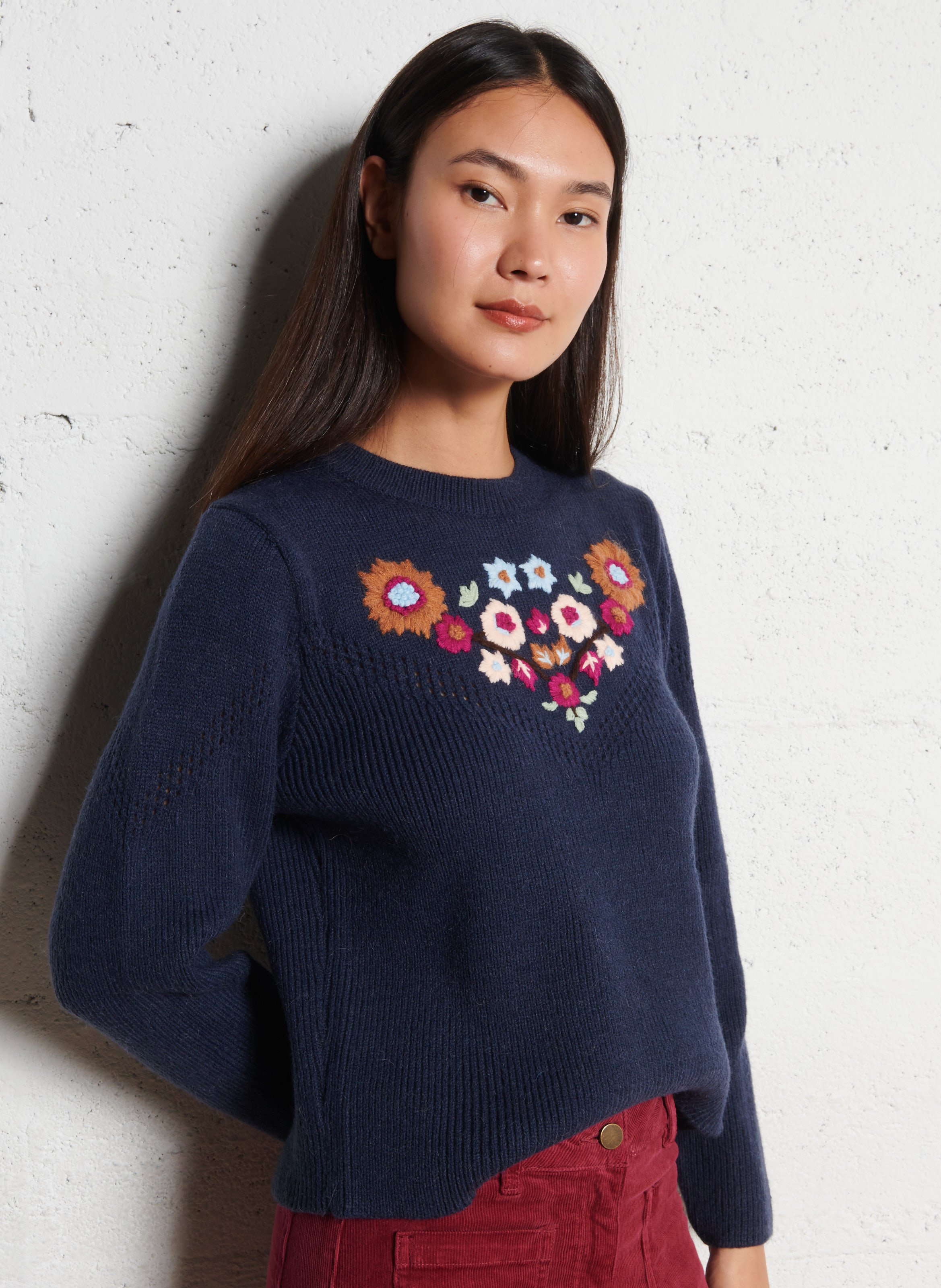 Pull droit uni à broderies fleurs LOUISE MISHA Bleu