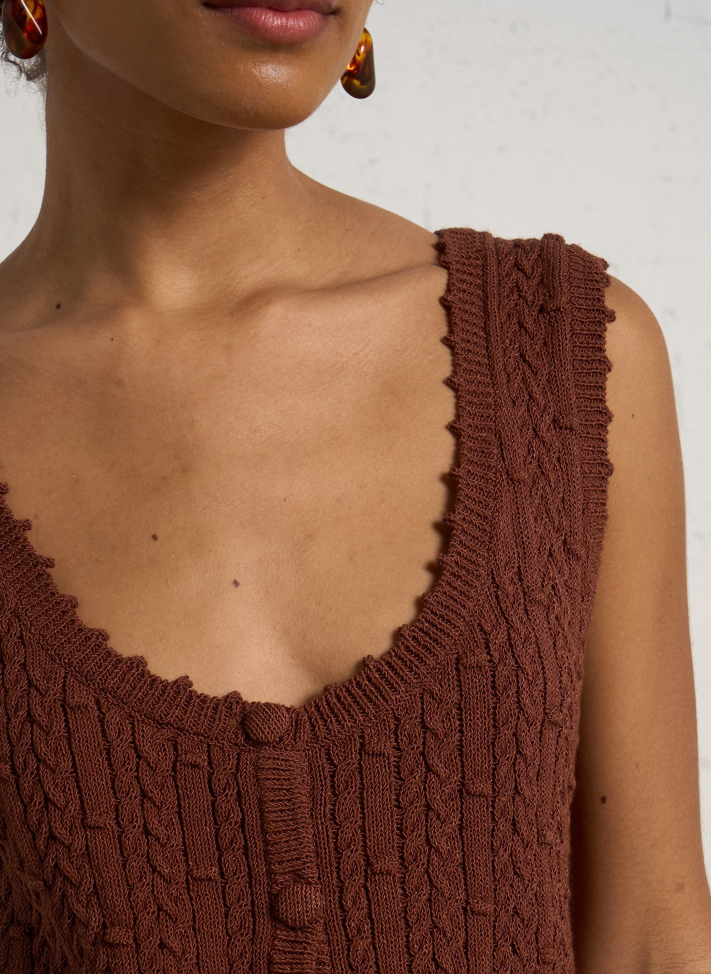 Kurzes ärmelloses Häkeltop mit Rundhalsausschnitt DES PETITS HAUTS Braun