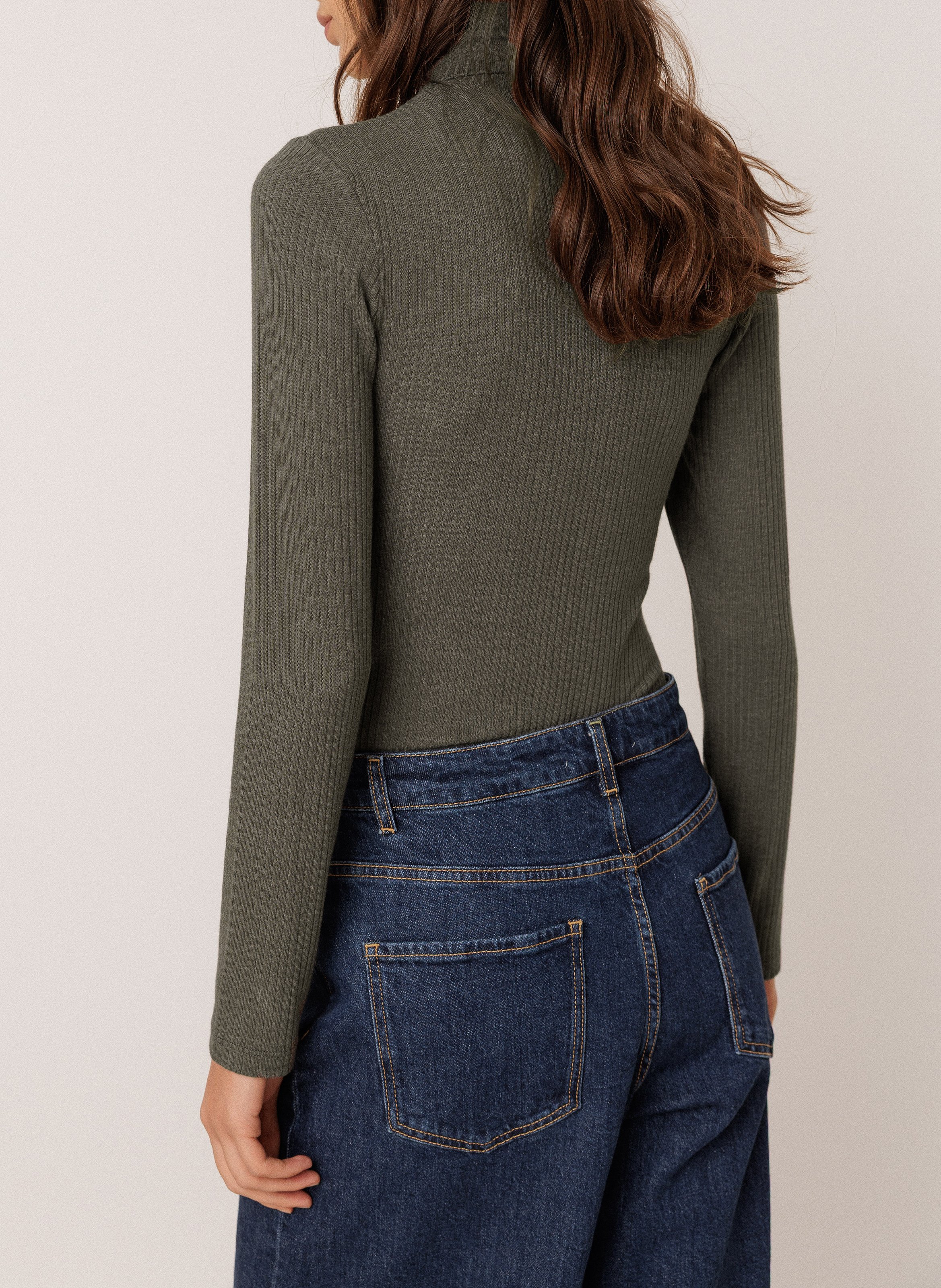 Fitted turtleneck sweater. INDI & COLD Green