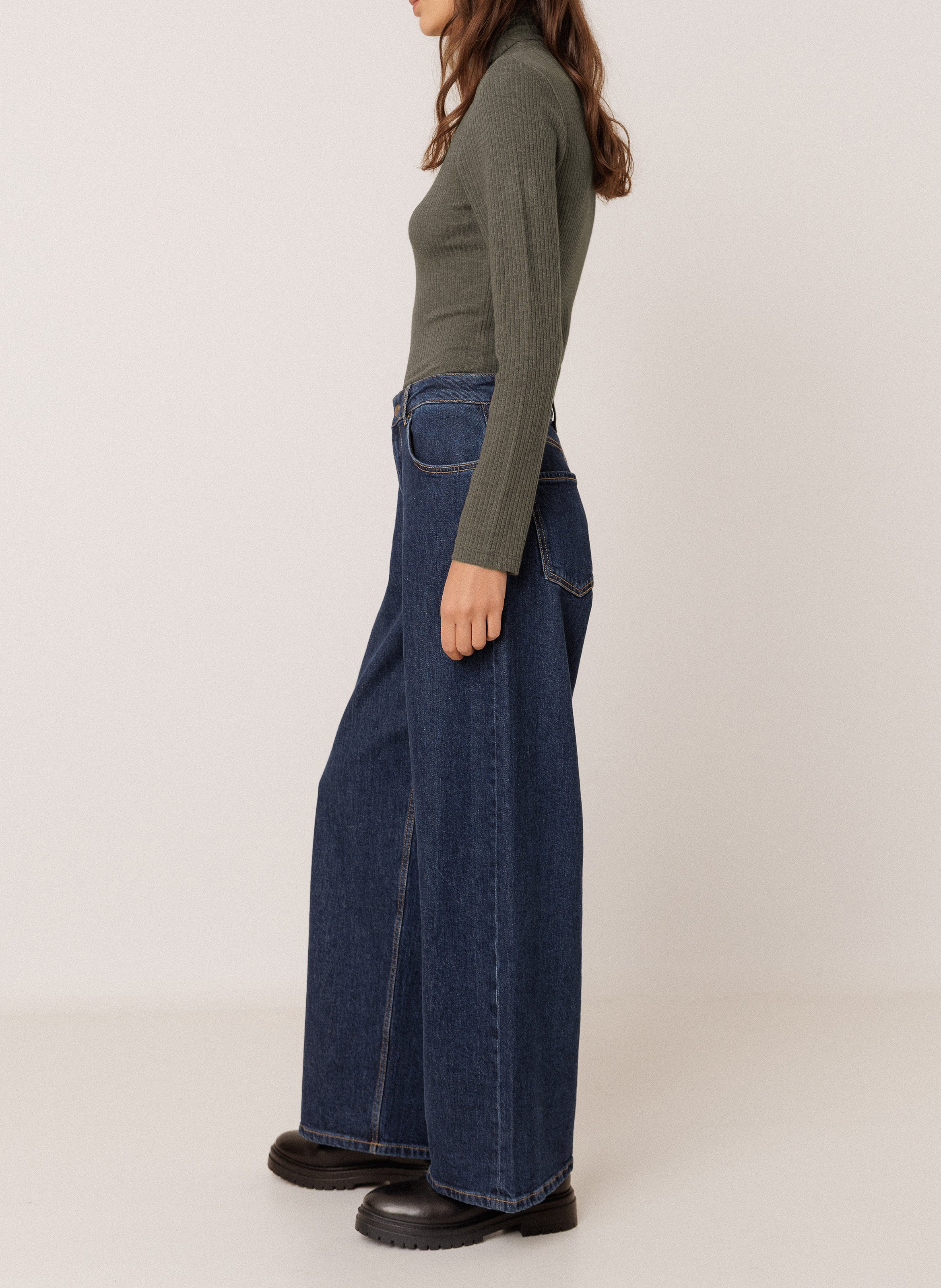 Fitted turtleneck sweater. INDI & COLD Green