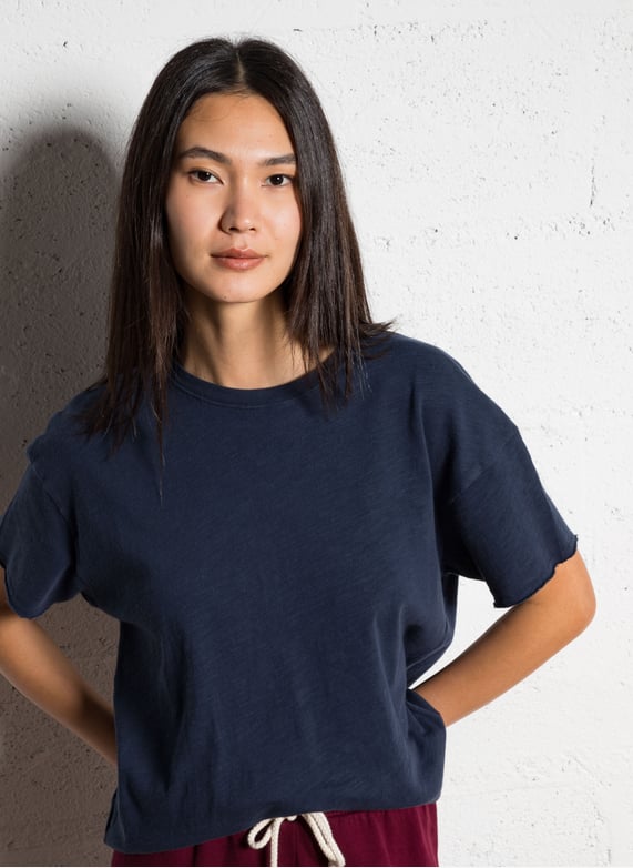 T-shirt da donna con scollo rotondo, maniche corte e vestibilà comoda T-shirt da donna con scollo rotondo, maniche corte e vestibilà comoda