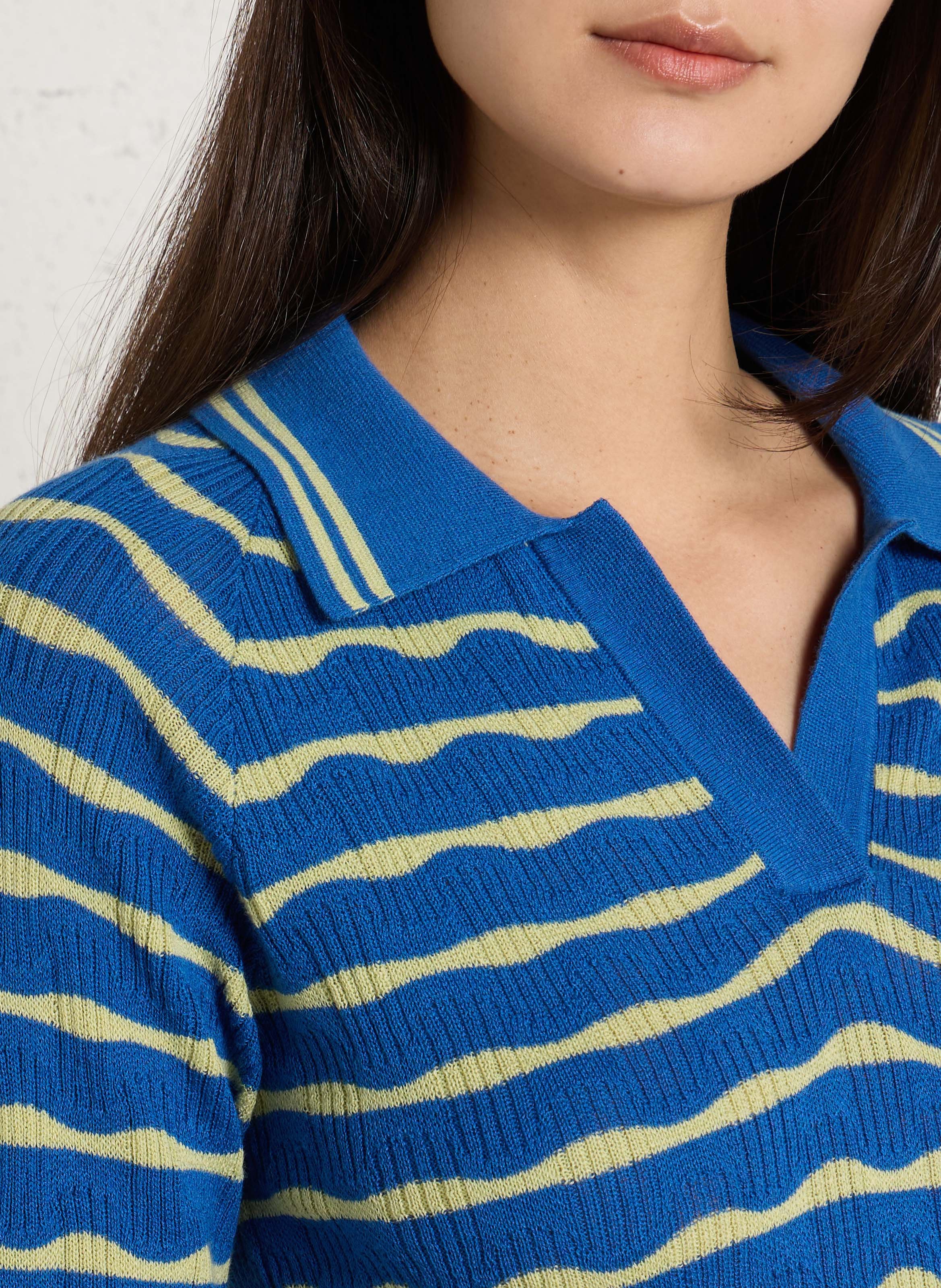 Trui met polokraag en golvenstrepen. Blauw