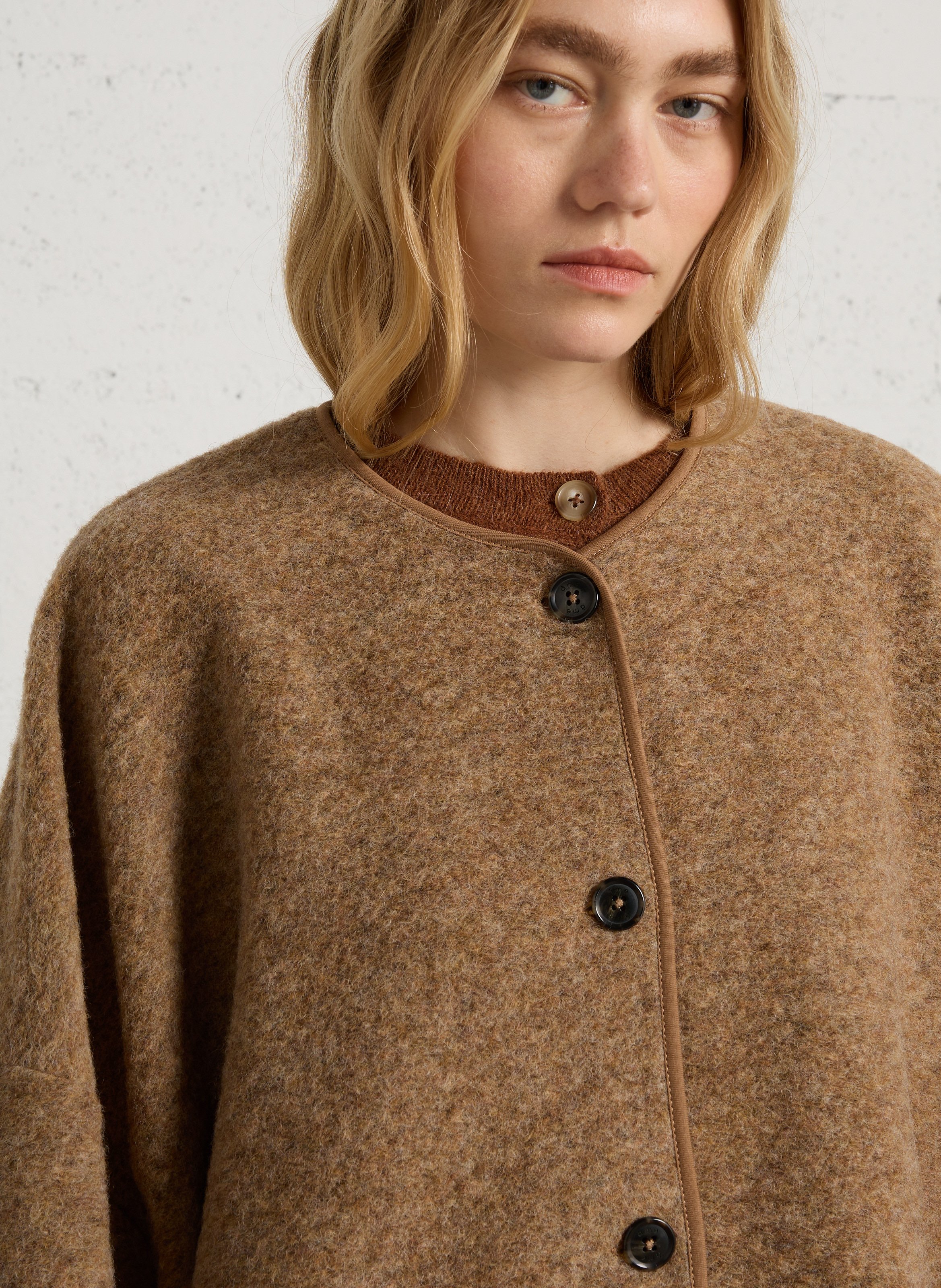 Manteau col rond boutonné en laine mélangée AME ANTWERP Beige