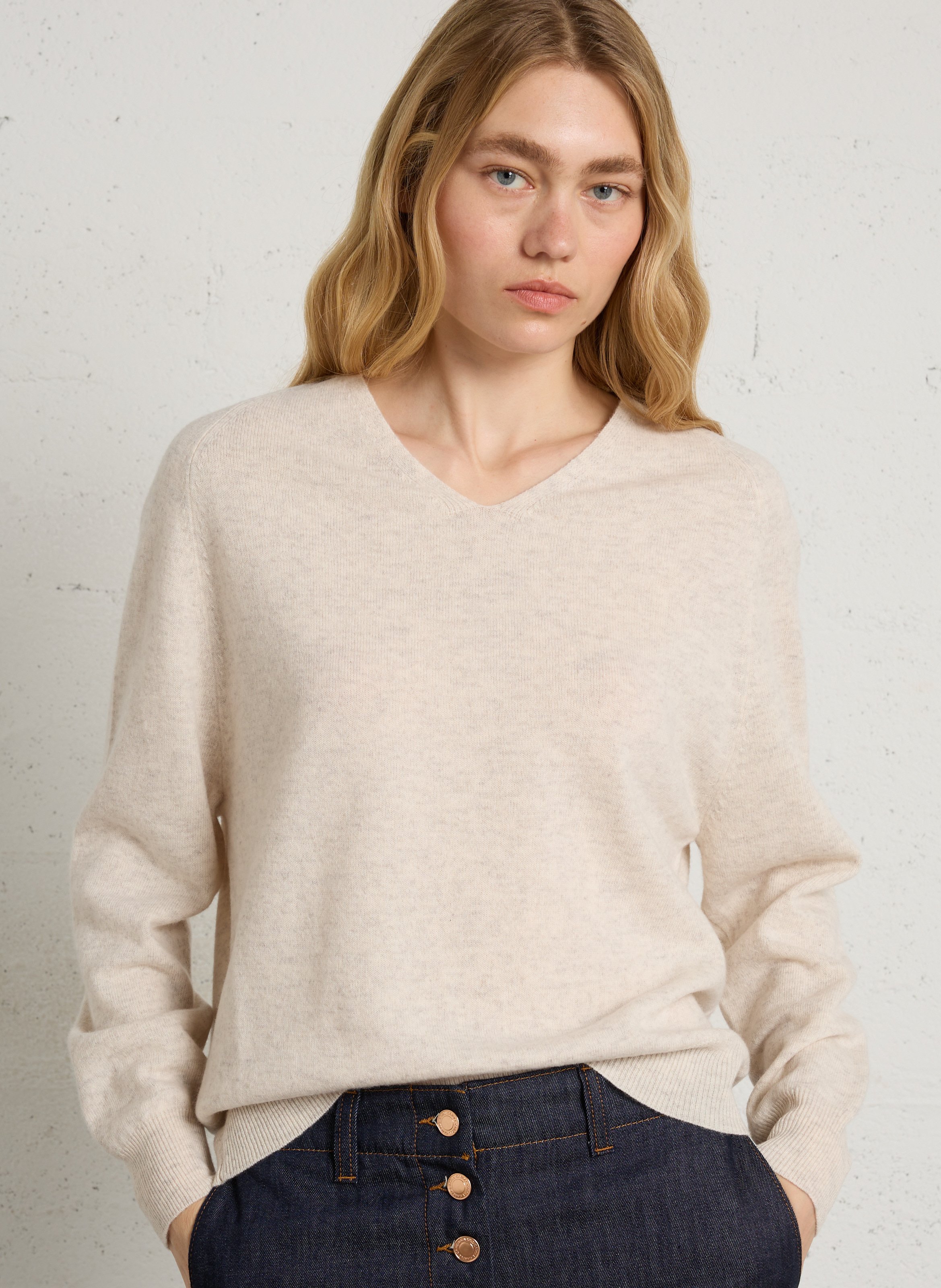 Pull à col v en laine et cachemire THE KORNER Beige
