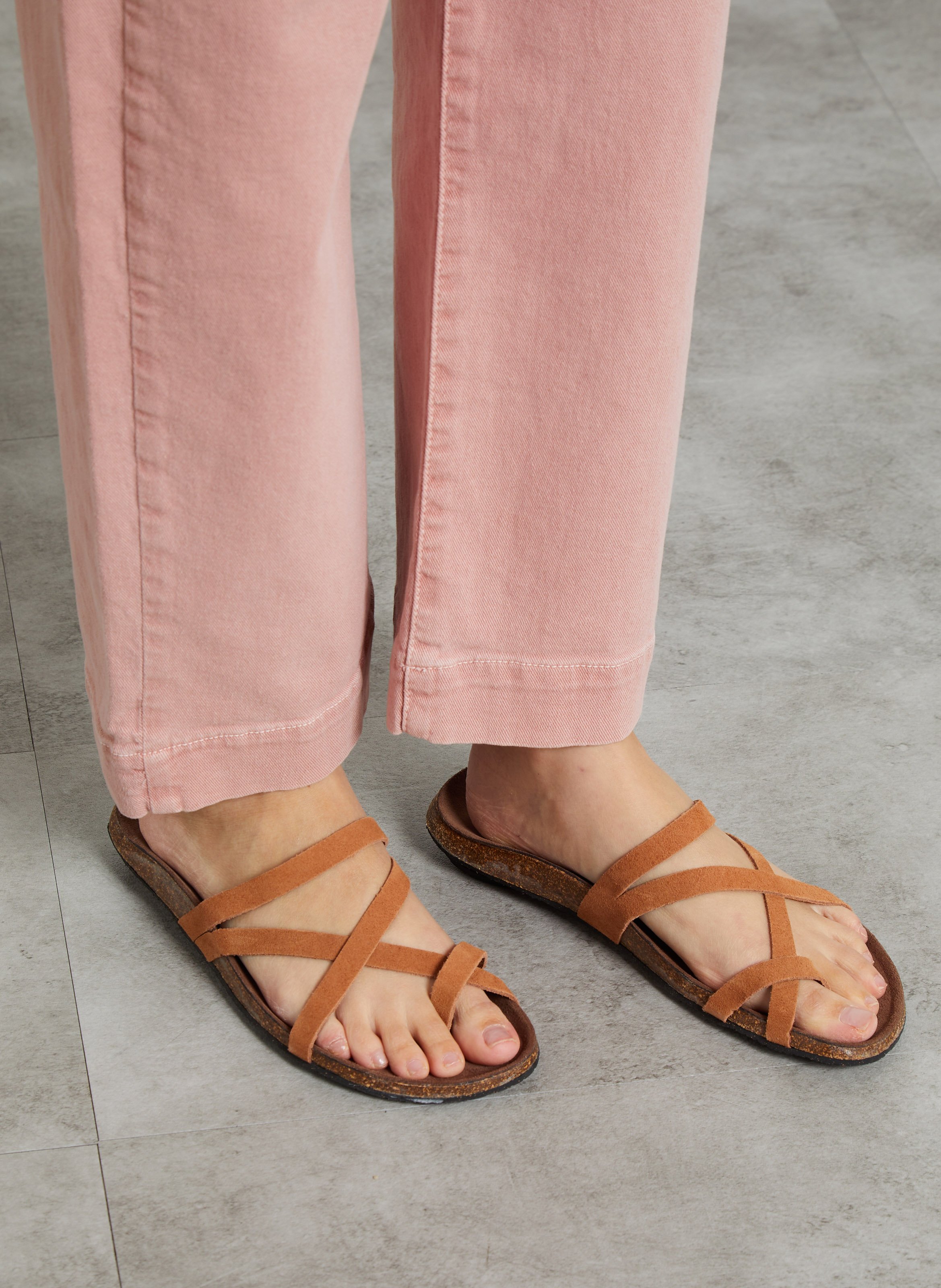 Platte, leren sandalen met meerdere riempjes BOSABO Bruin