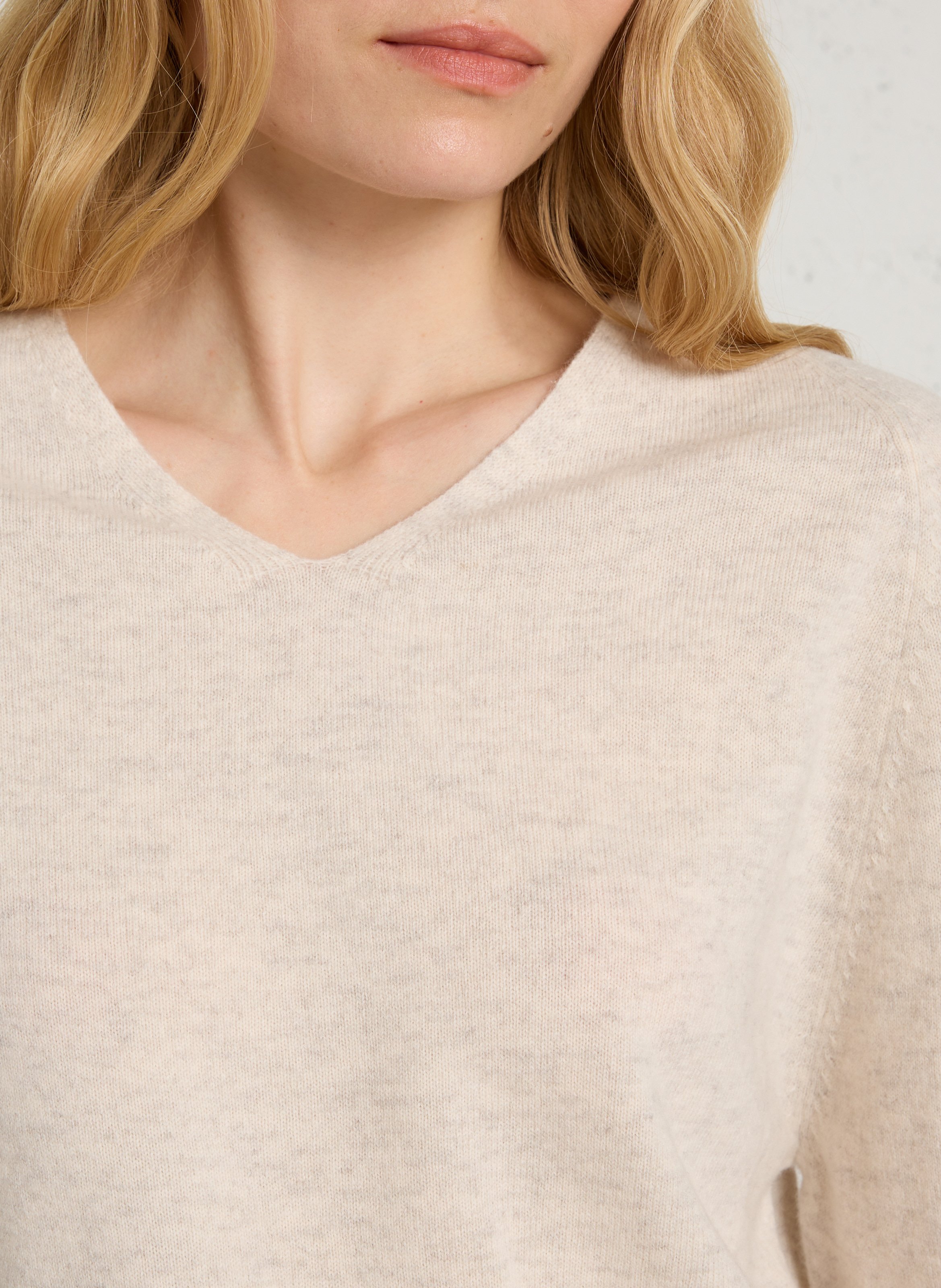 Pull à col v en laine et cachemire THE KORNER Beige