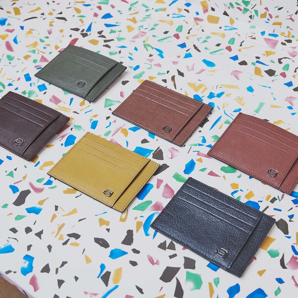 - 100% leather, - 6 cardholder slots, - 1 central compartment, - Size: L10 x H7 cm. PIQUADRO Brown