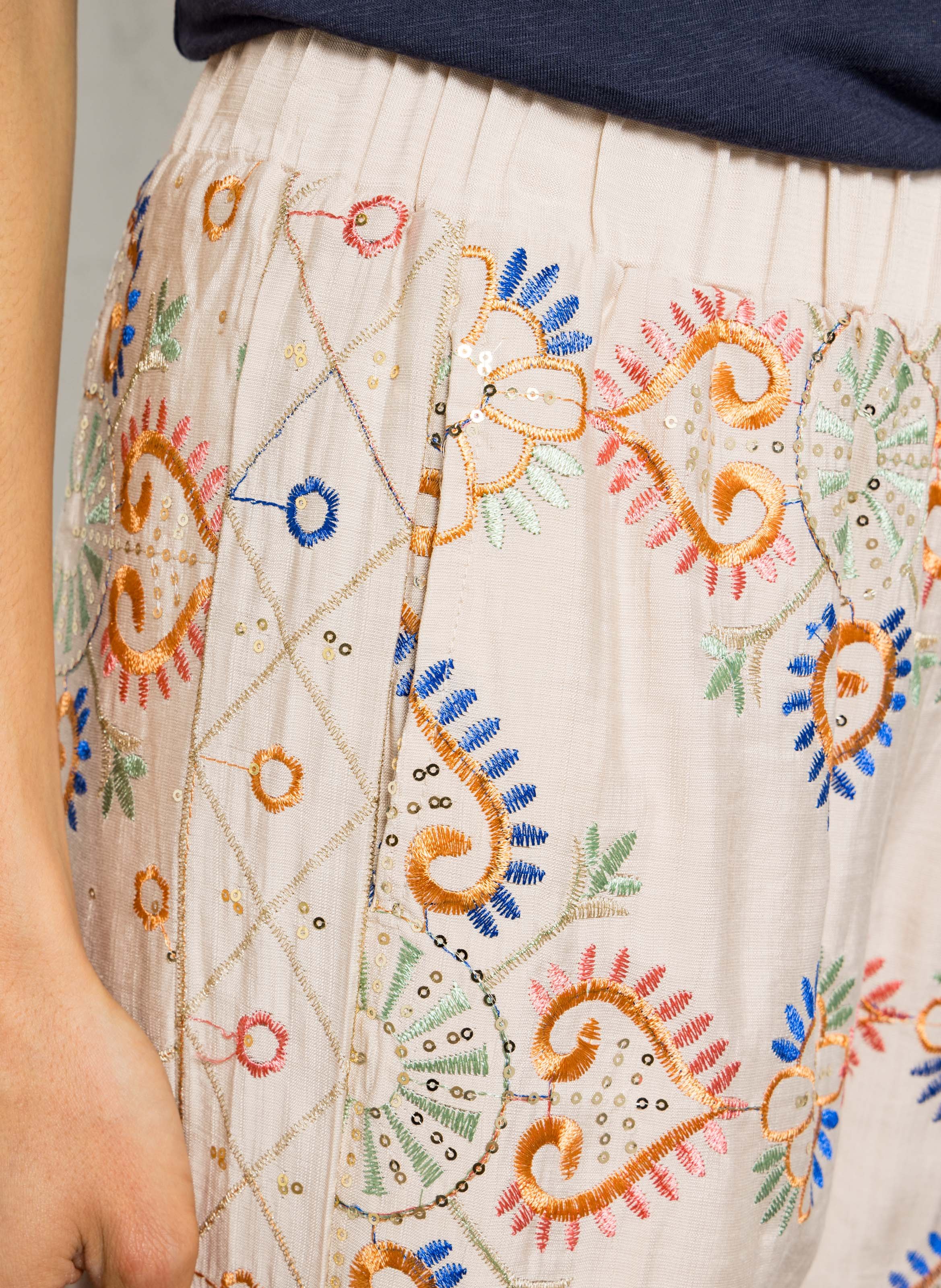 Weite, bestickte Hose SEE U SOON Beige