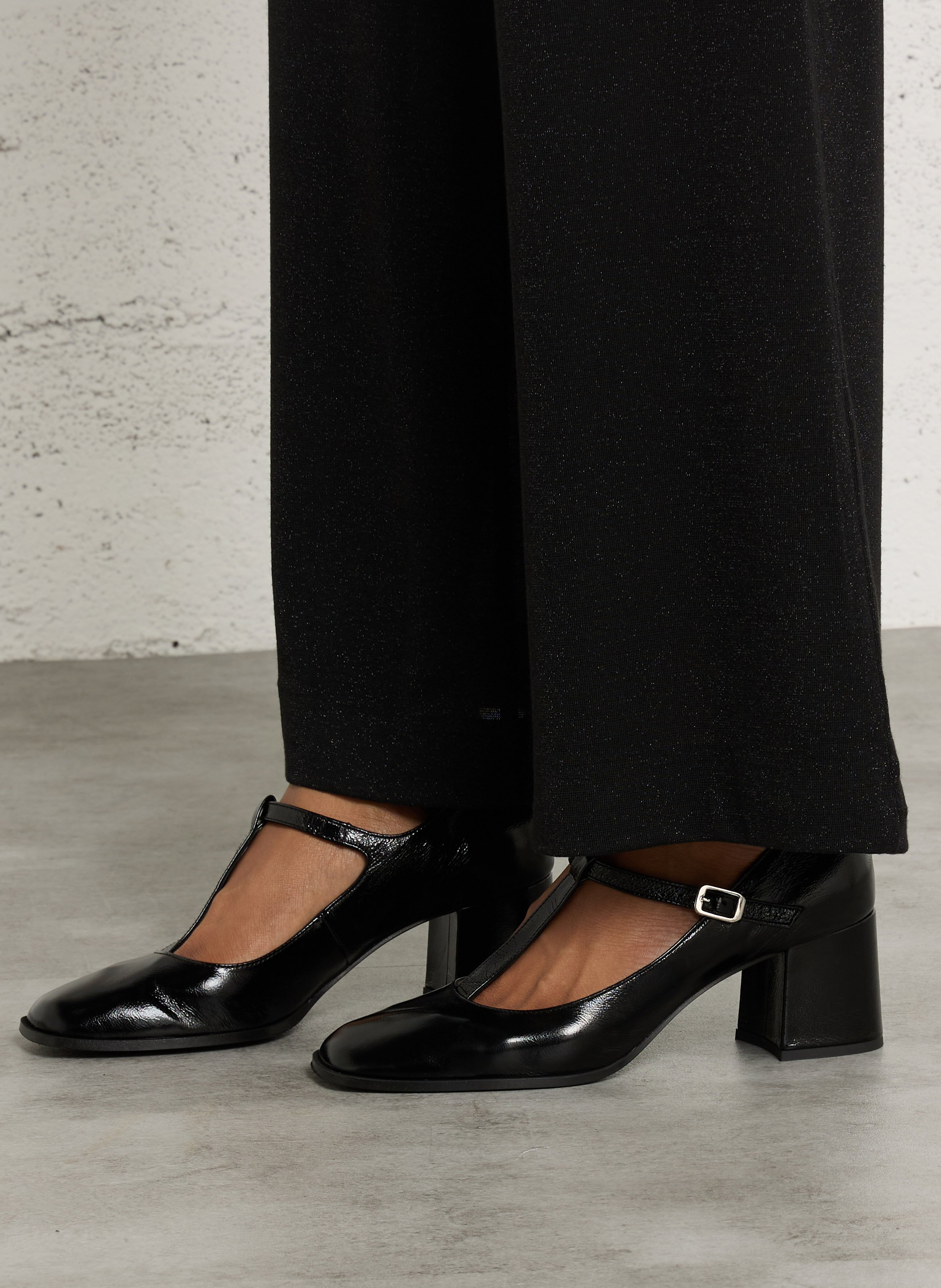 Pumps mit Riemen aus Lackleder REQINS Schwarz