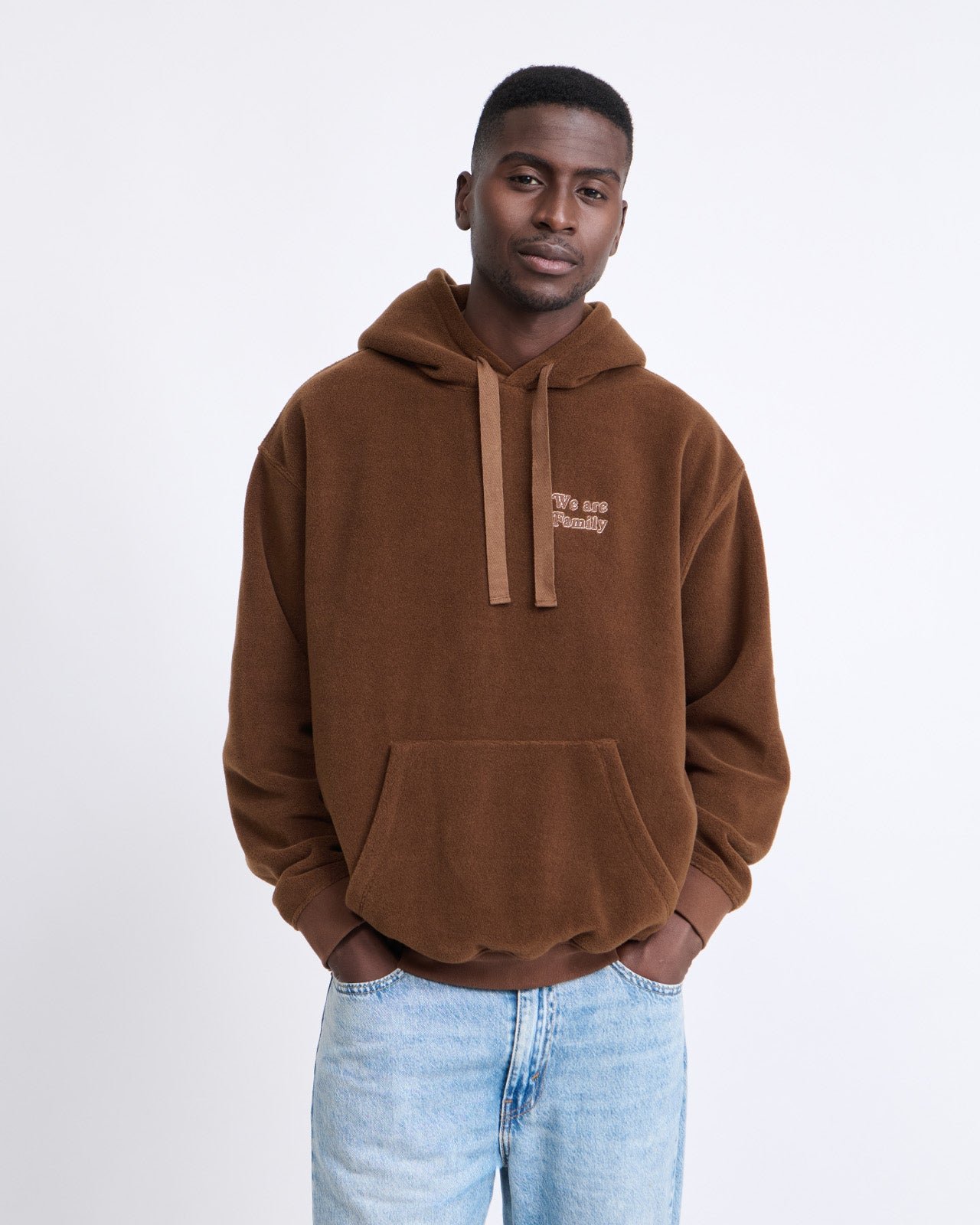 Le hoodie we are family adulte en polaire recyclée EMOI EMOI Marron