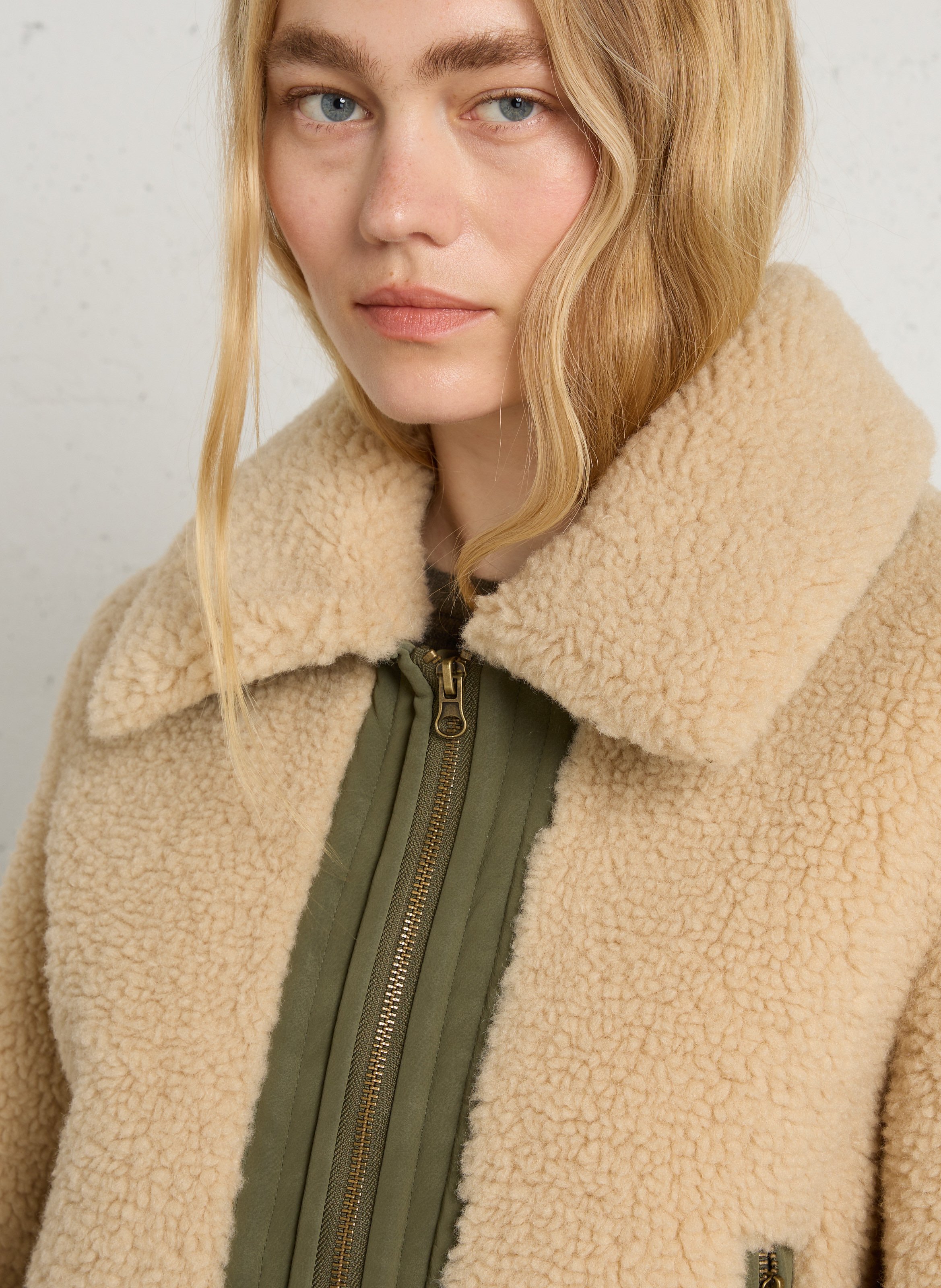 Kurze gerade geschnittene Jacke in Felloptik LEON & HARPER Khaki