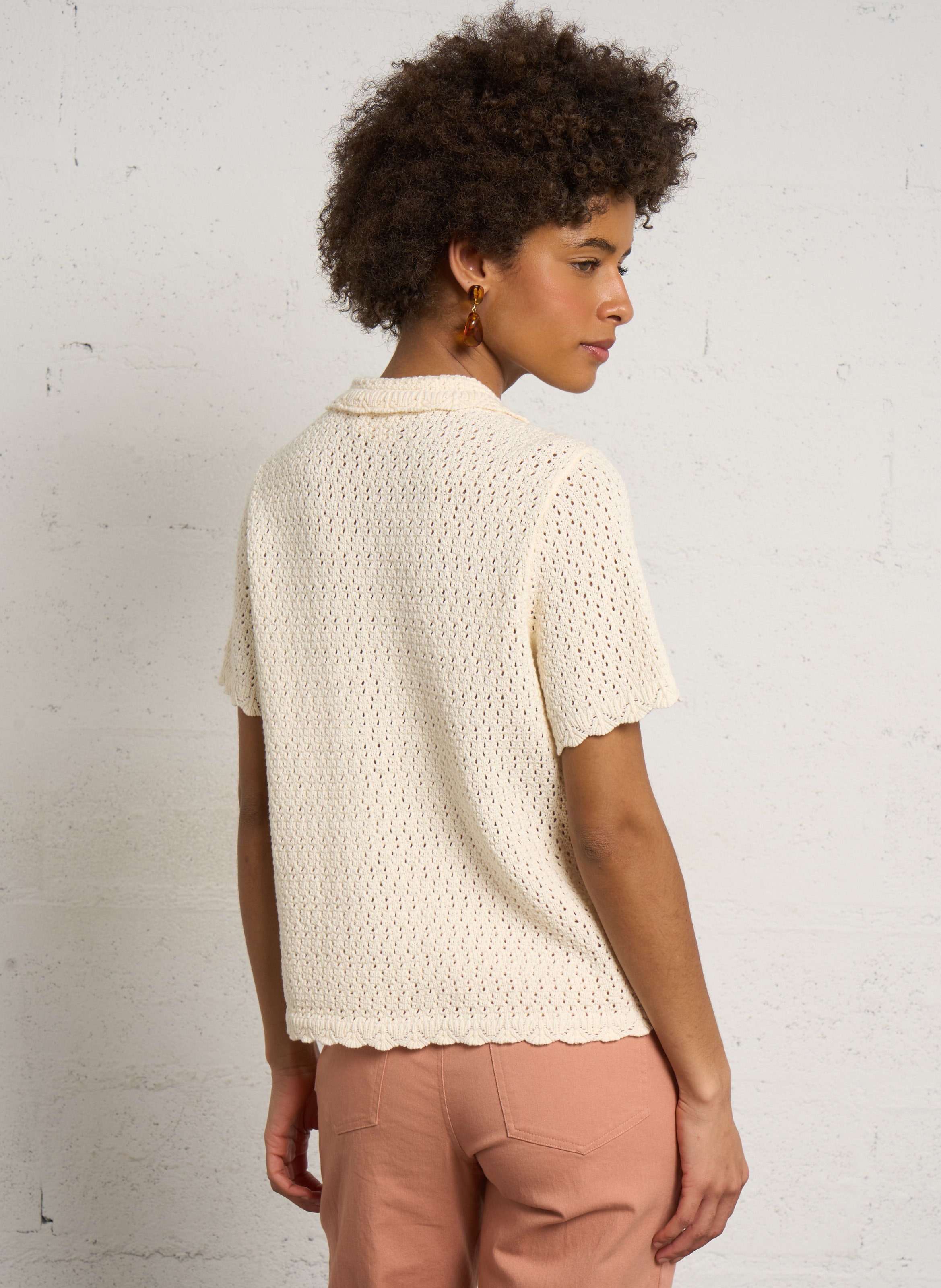 Gerade geschnittene Strickweste mit klassischem durchbrochenem Kragen aus Baumwolle. PETITE MENDIGOTE Beige