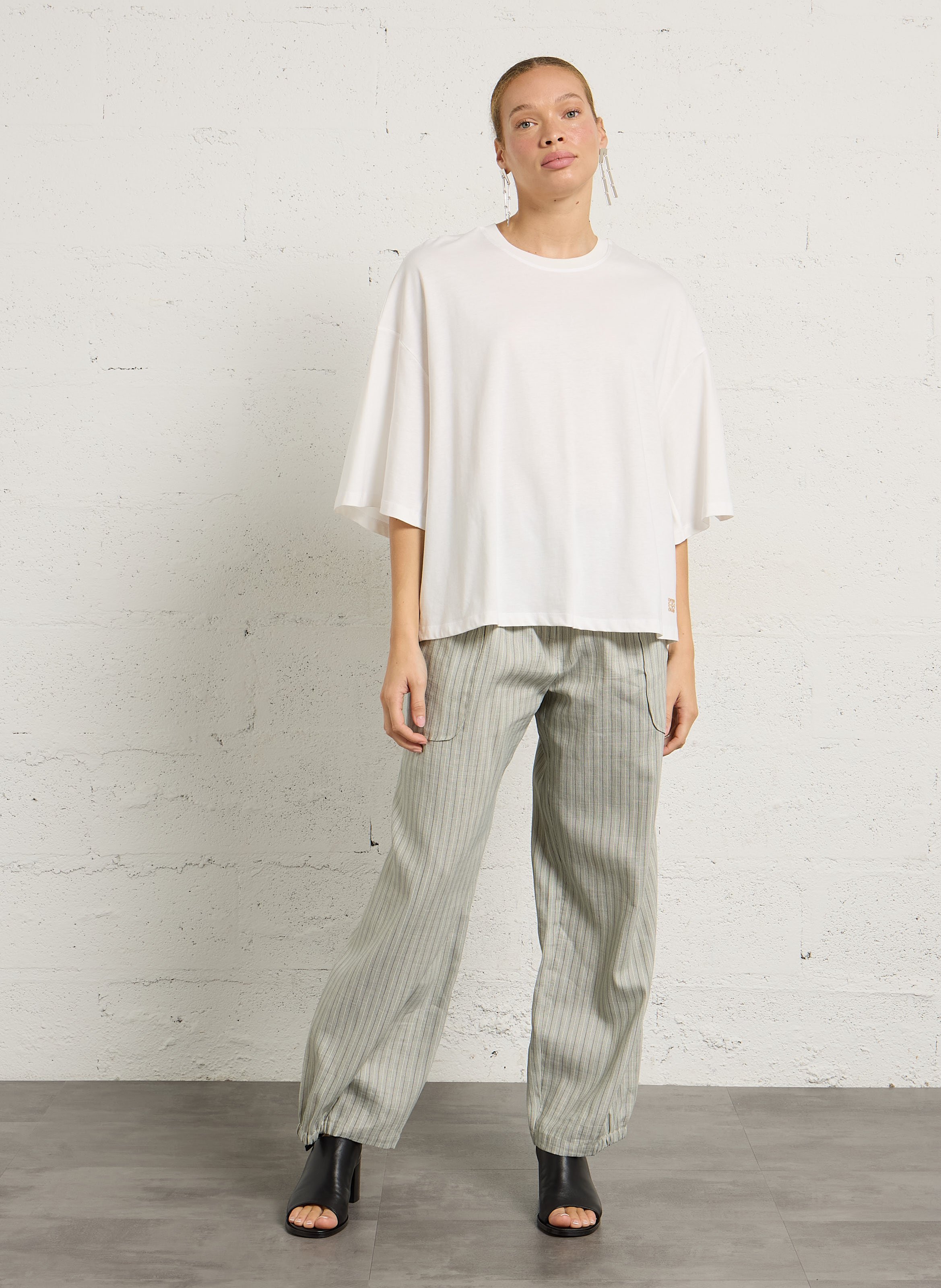 Oversize T-Shirt mit Rundhalsausschnitt und Stickerei aus Baumwolle MOMONI Weiss