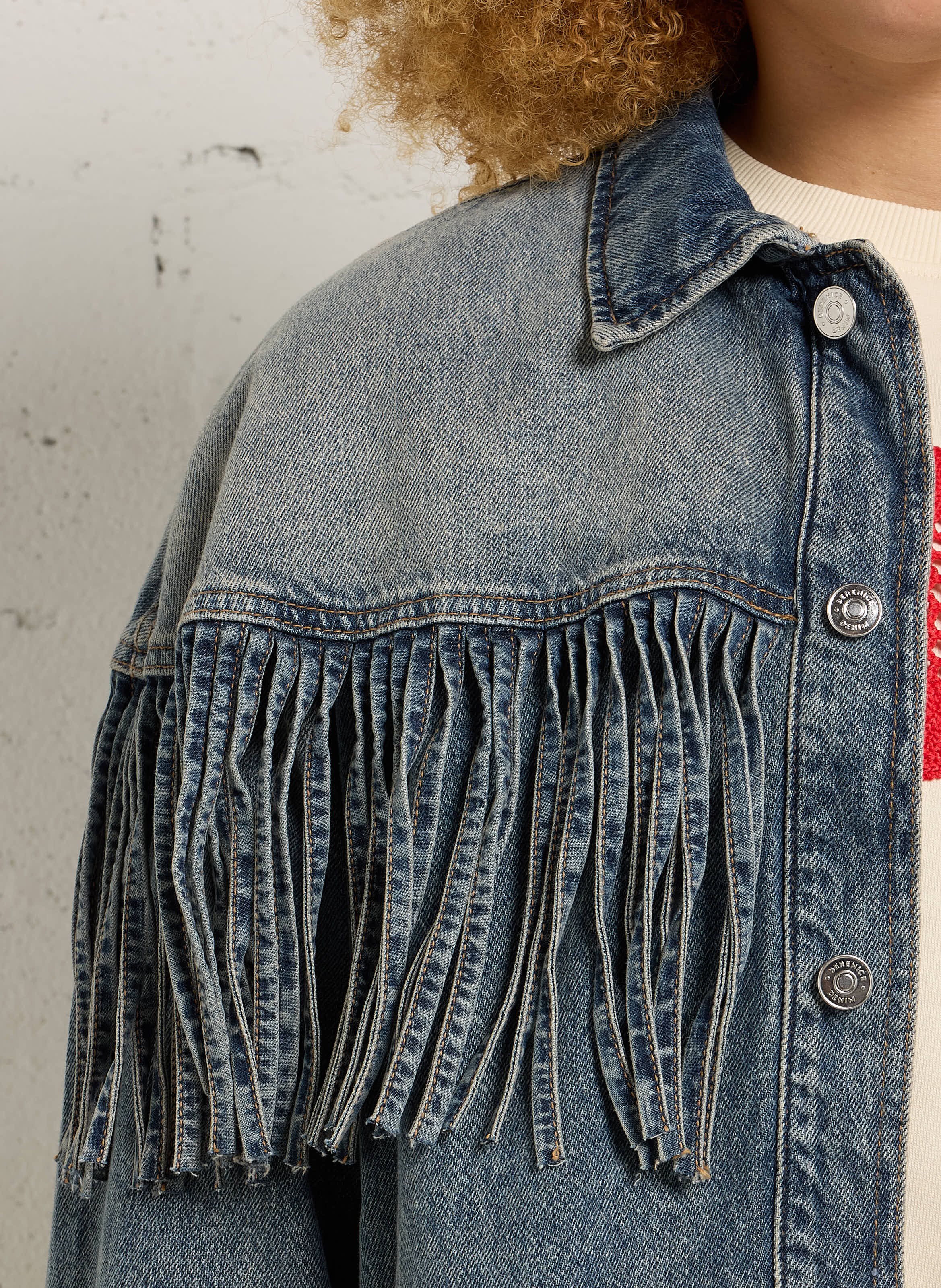 Gerade Jeansjacke mit Fransen in verwaschenem Denim BERENICE Blau