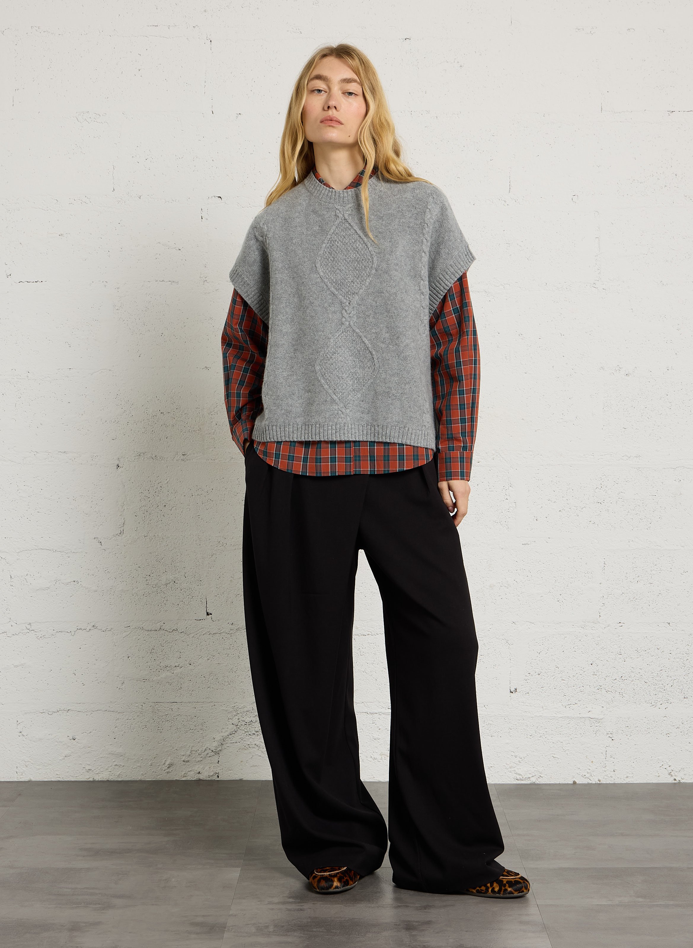 Pull sans manches torsadé en laine  BELLA JONES Gris
