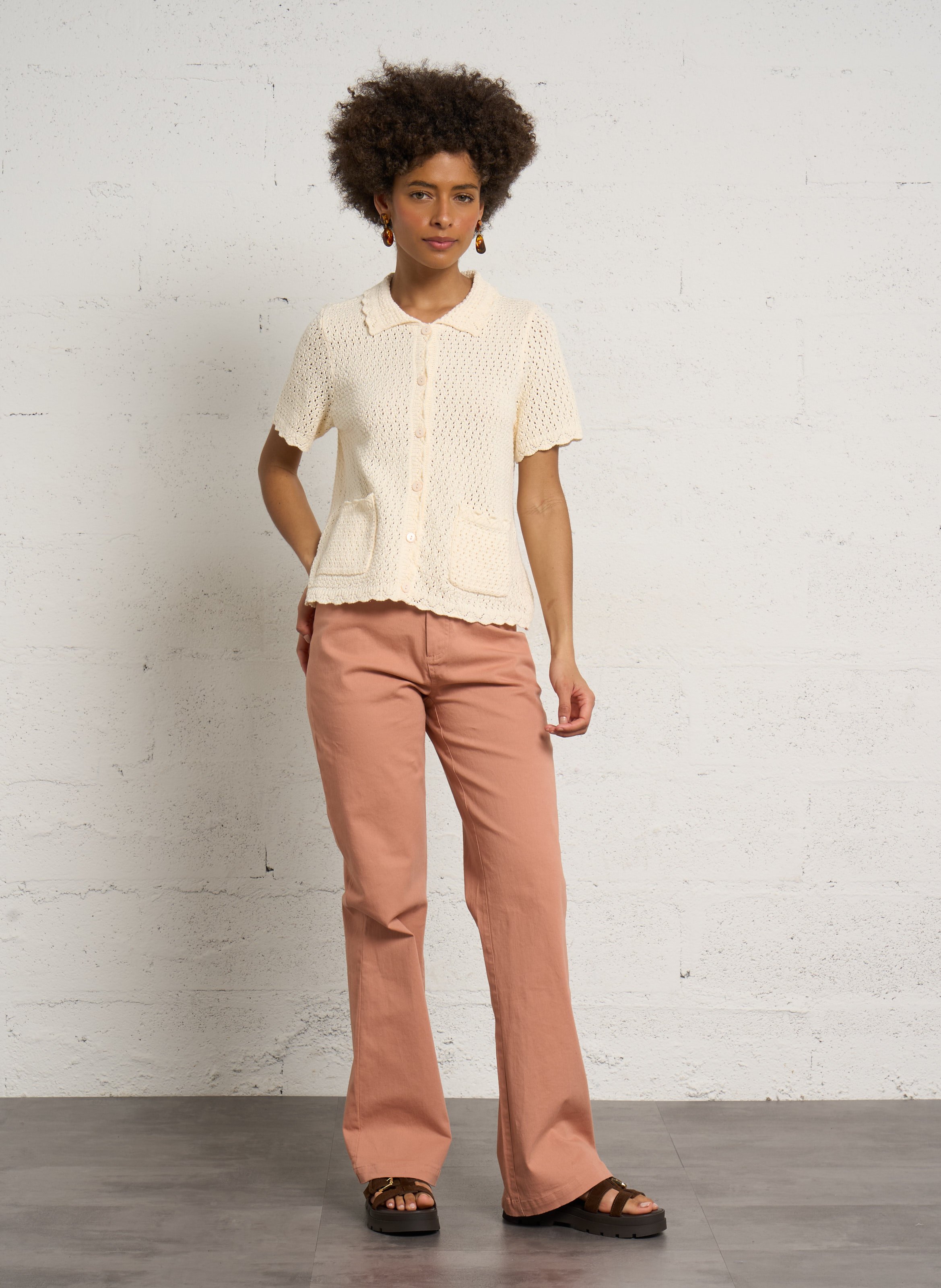 Gerade geschnittene Strickweste mit klassischem durchbrochenem Kragen aus Baumwolle. PETITE MENDIGOTE Beige