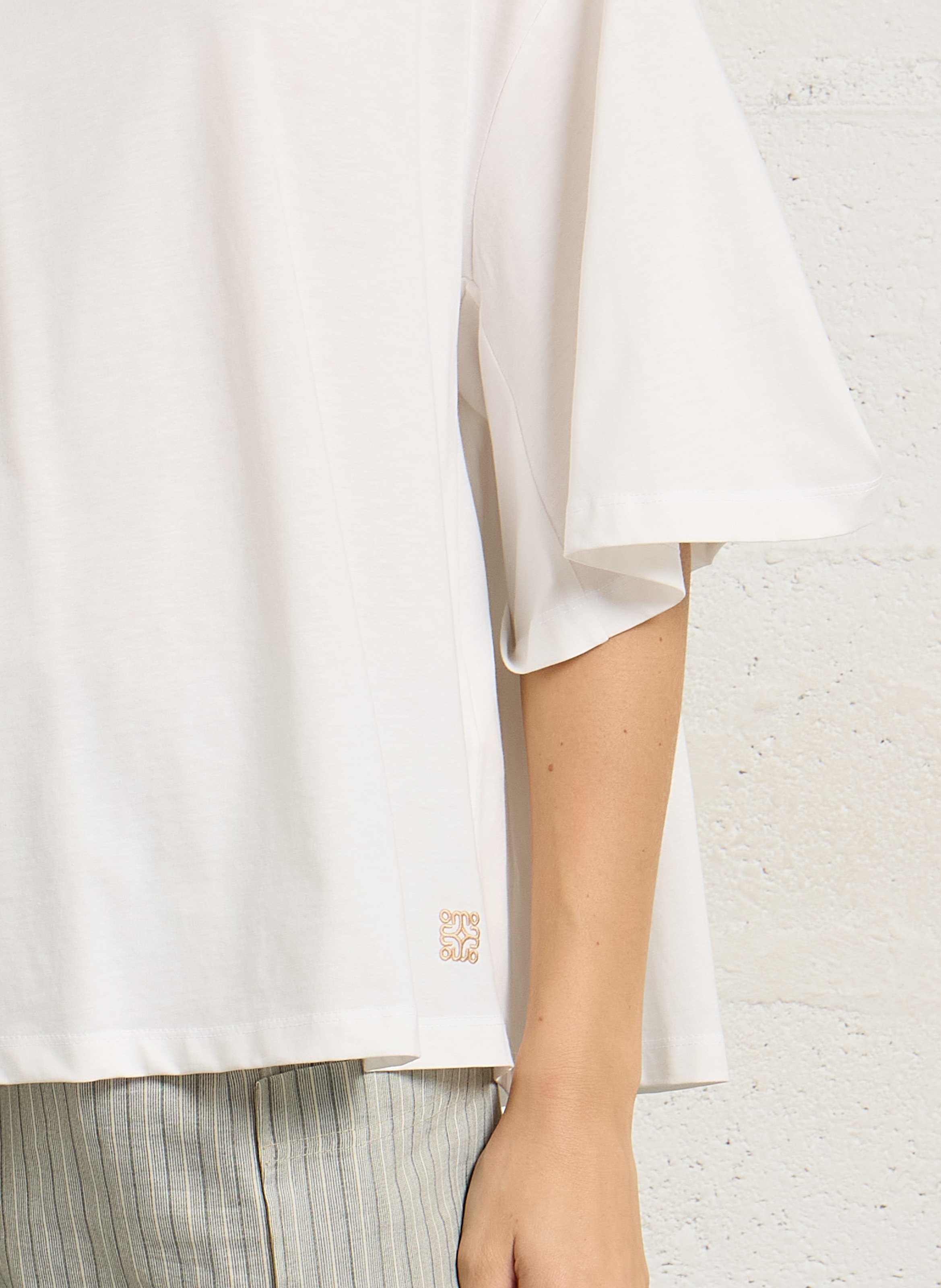 Oversize T-Shirt mit Rundhalsausschnitt und Stickerei aus Baumwolle MOMONI Weiss