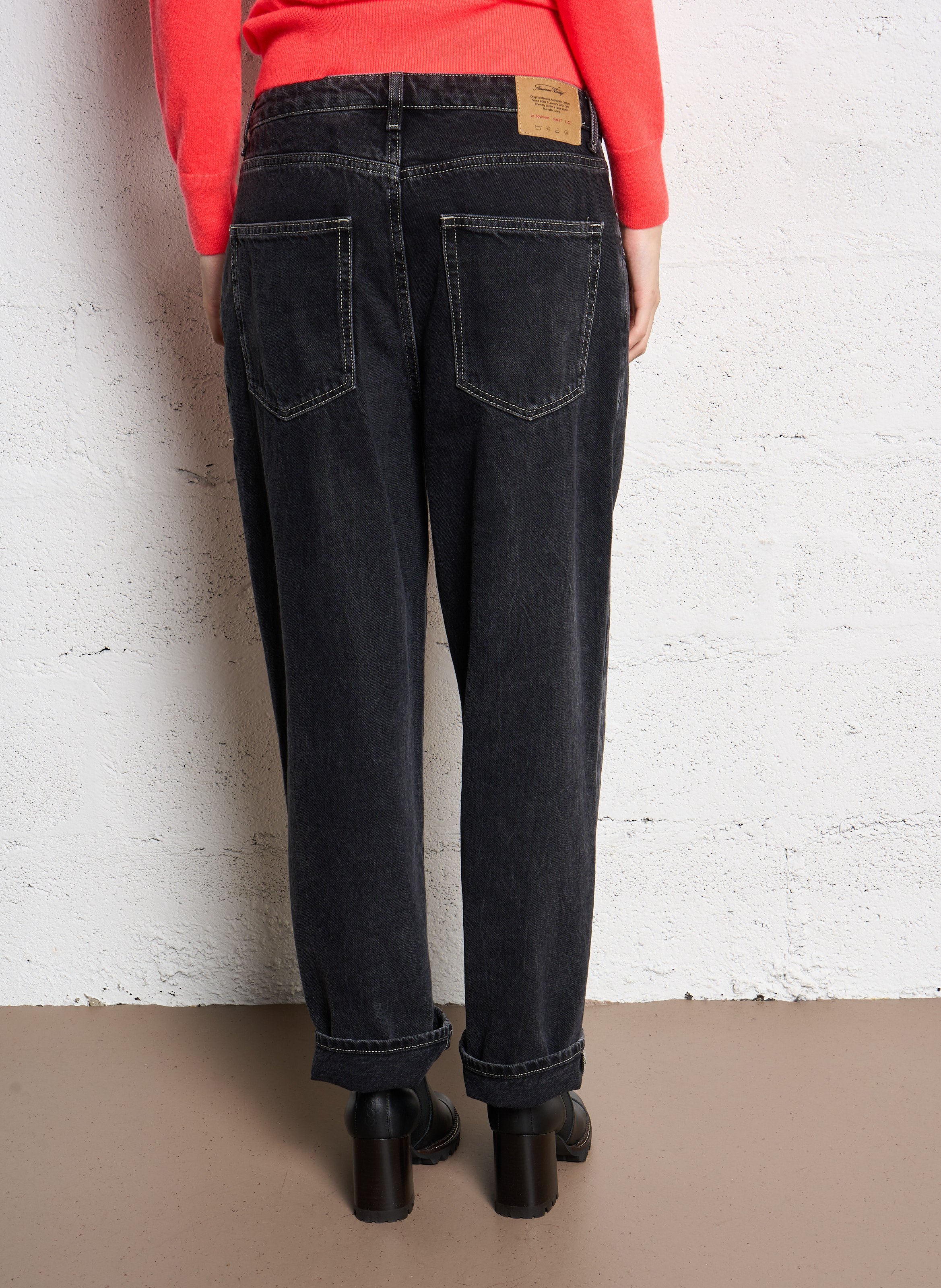 - Straight leg- High waist- Zip fastening- Belt loops- 5 pockets- Stretch cotton AMERICAN VINTAGE Black