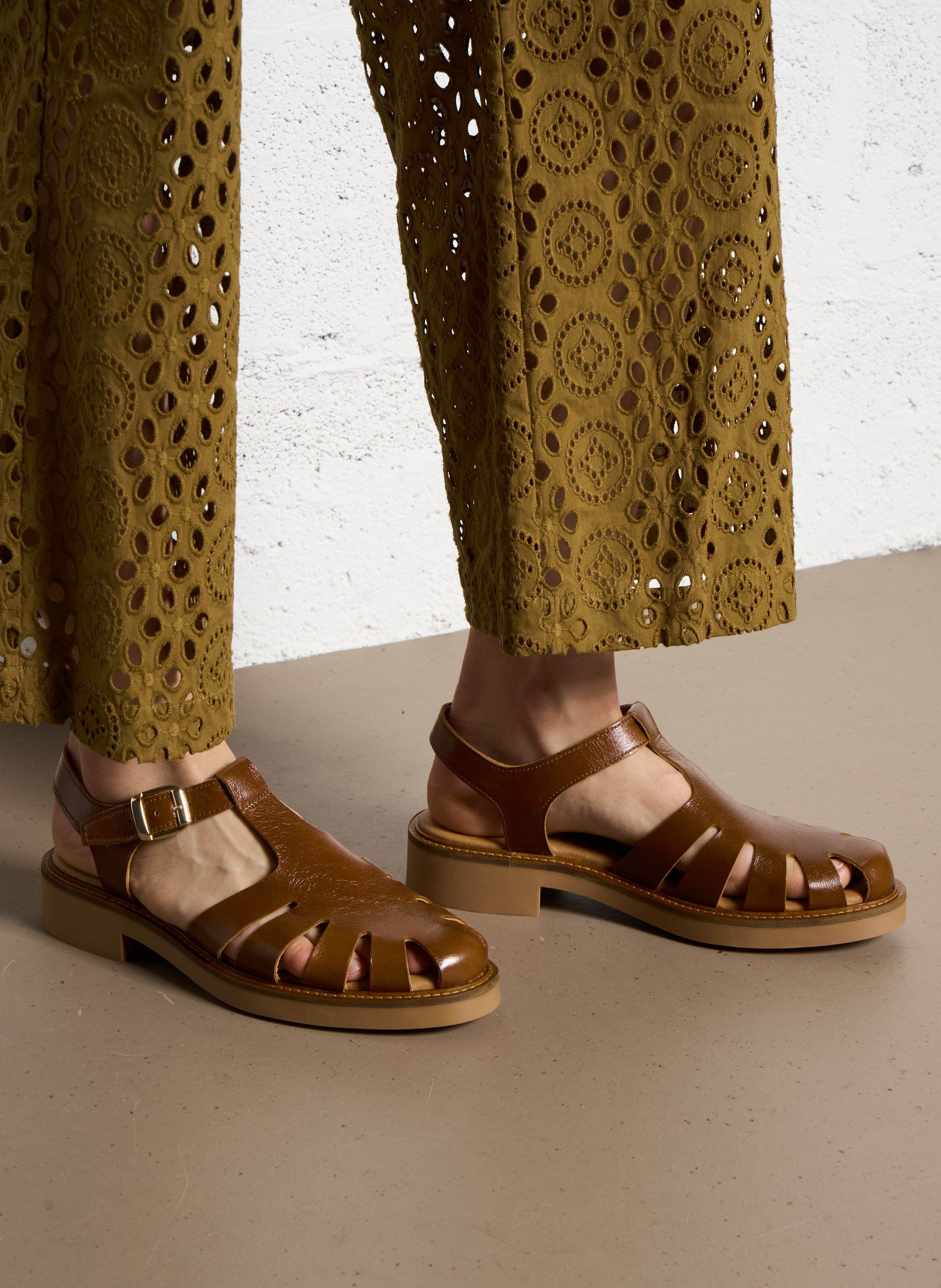 Flache Ledersandalen mit runder Spitze BOCAGE Braun