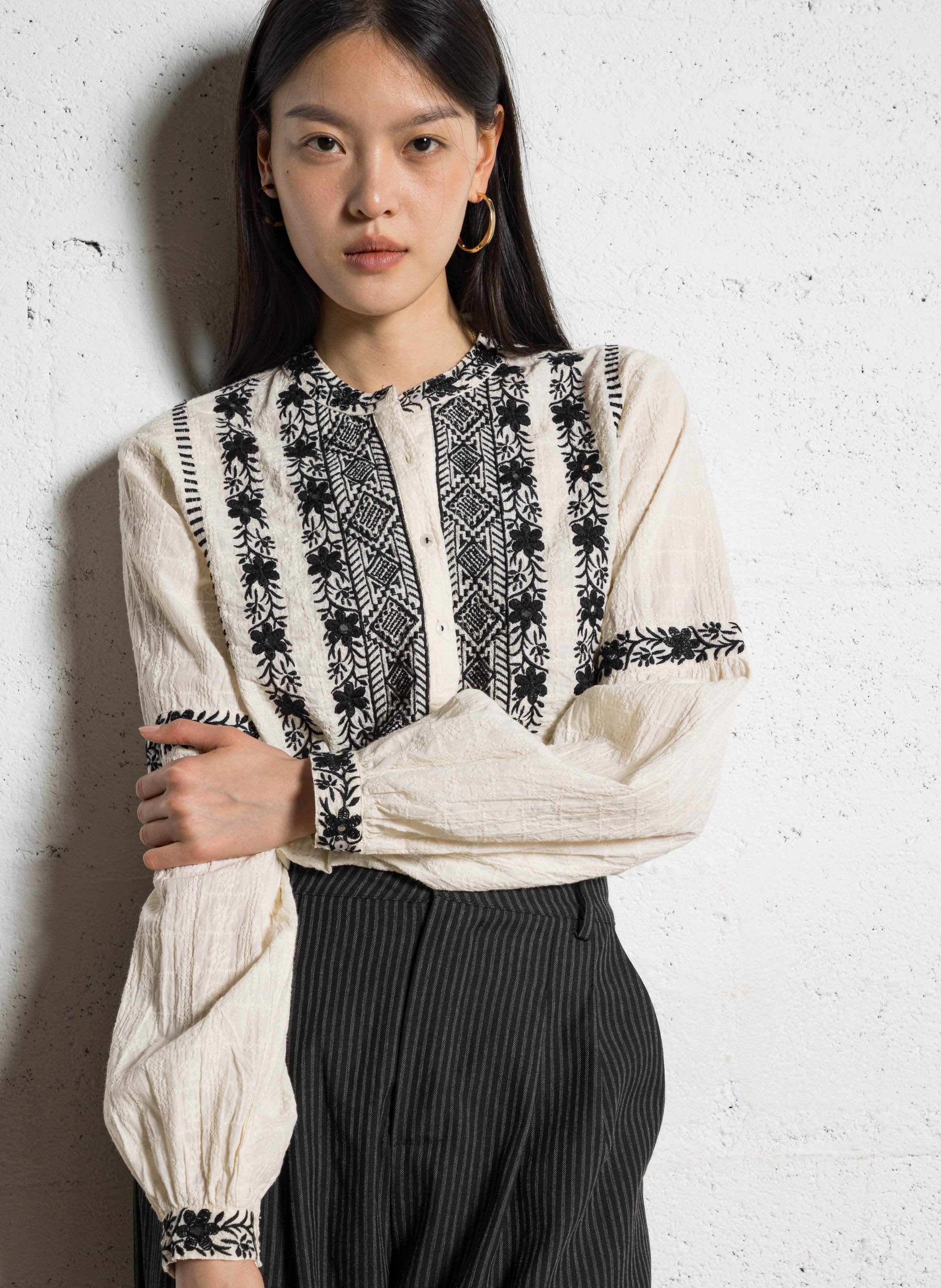 Straight embroidered round neck blouse MAISON HOTEL White