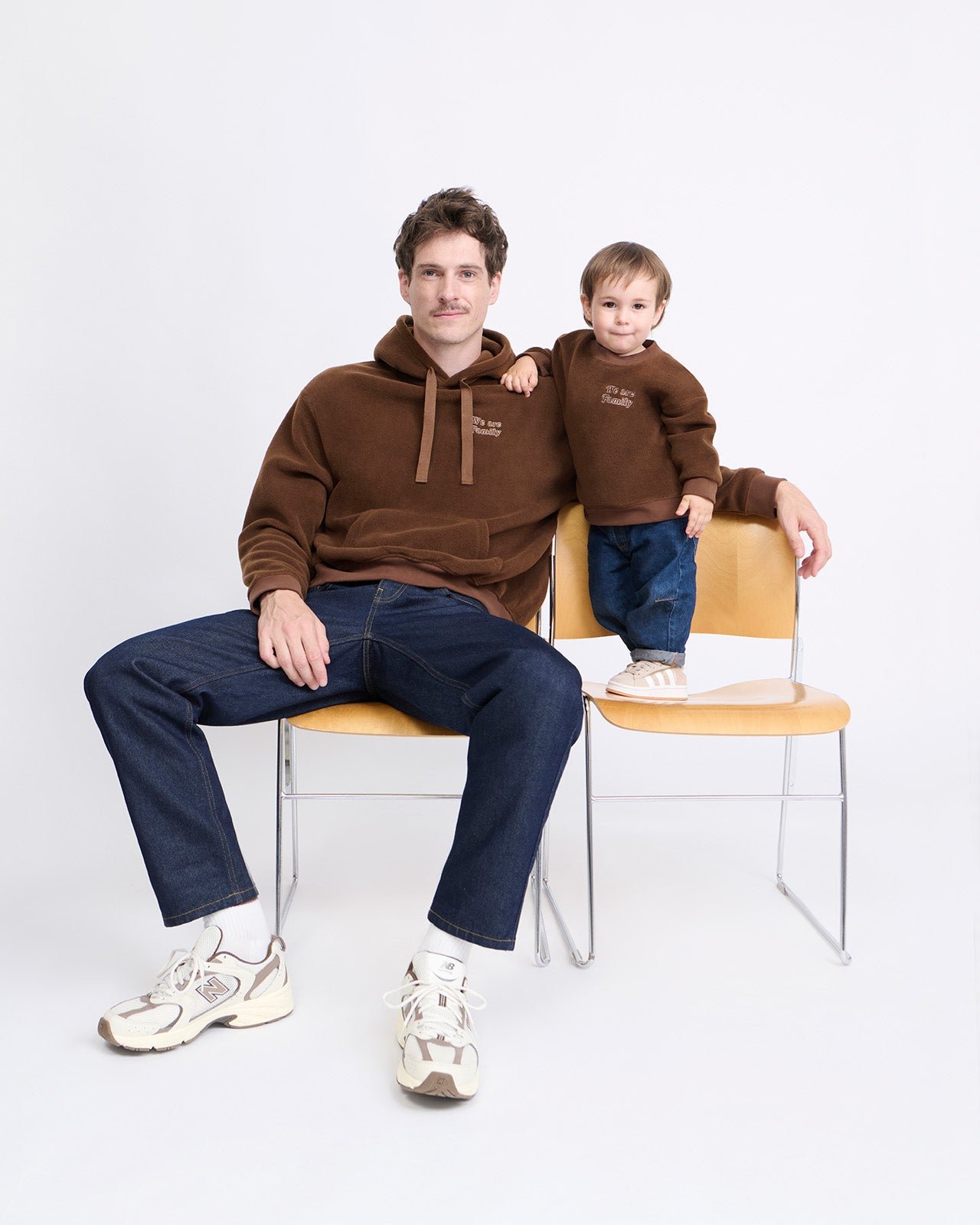 Le hoodie we are family adulte en polaire recyclée EMOI EMOI Marron