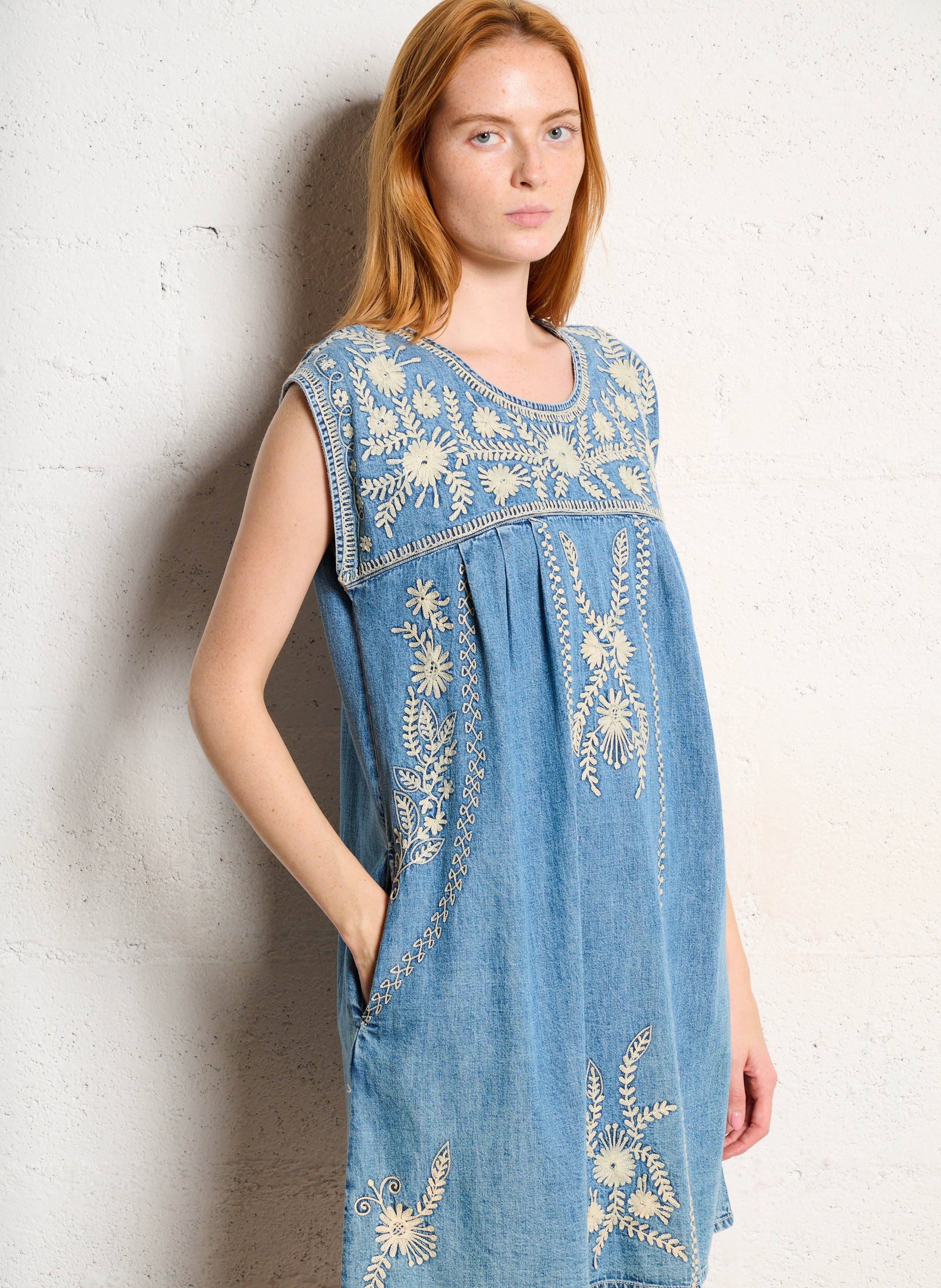 Korte mouwloze jurk van geborduurd denim MAISON HOTEL Blauw
