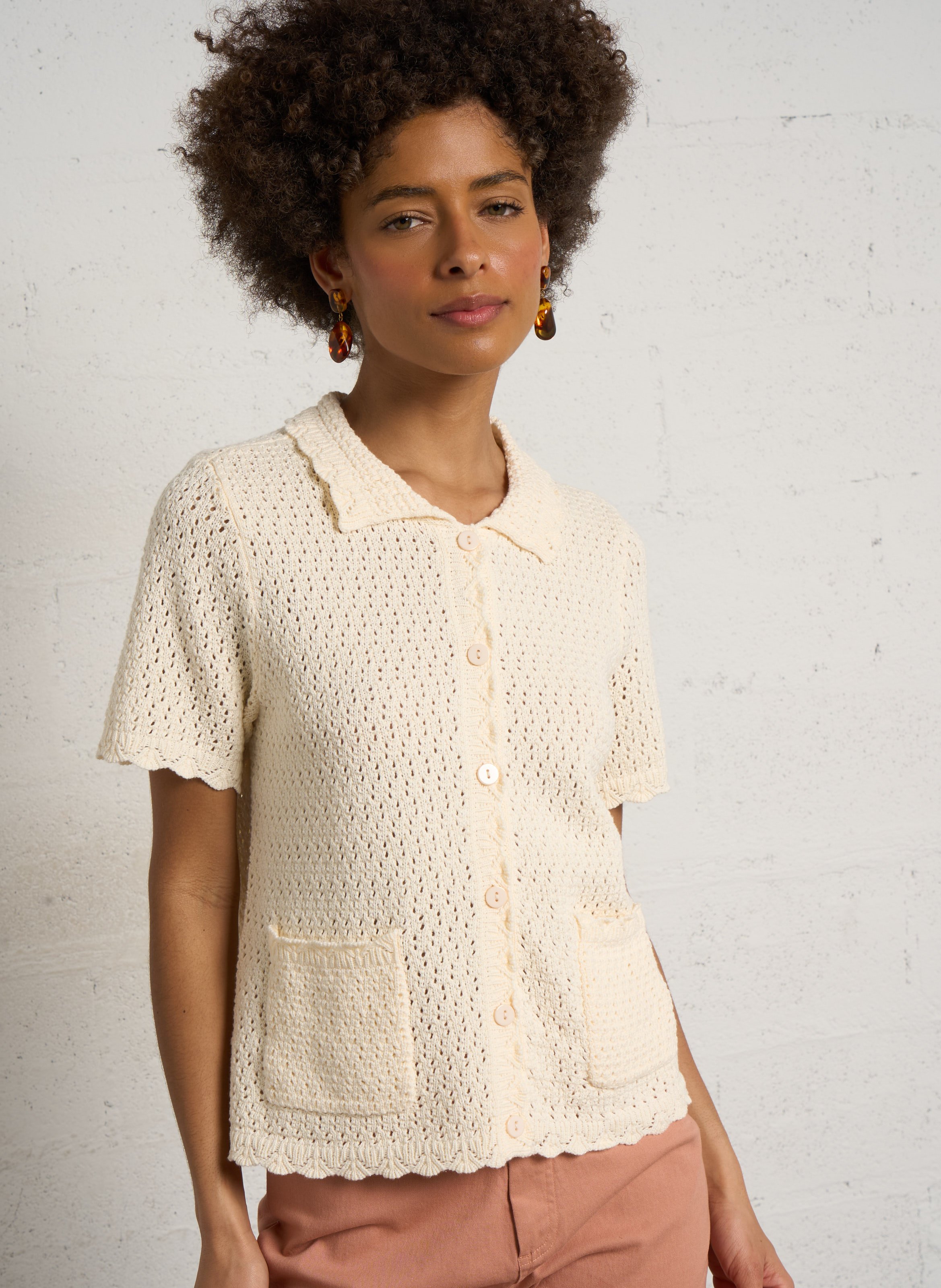 Gerade geschnittene Strickweste mit klassischem durchbrochenem Kragen aus Baumwolle. PETITE MENDIGOTE
