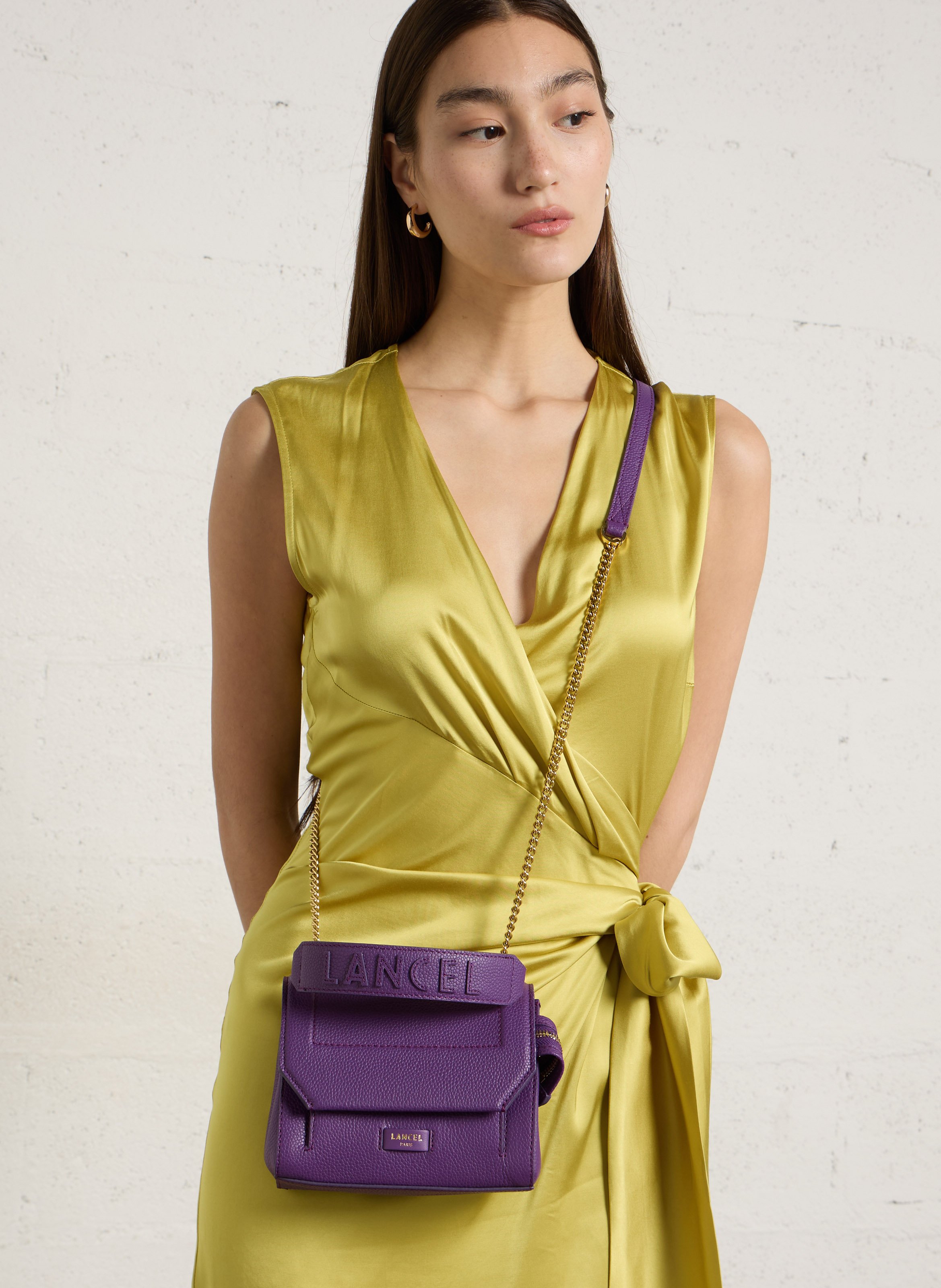 Einfarbige Ledersandalen mit Absätzen - Look 1