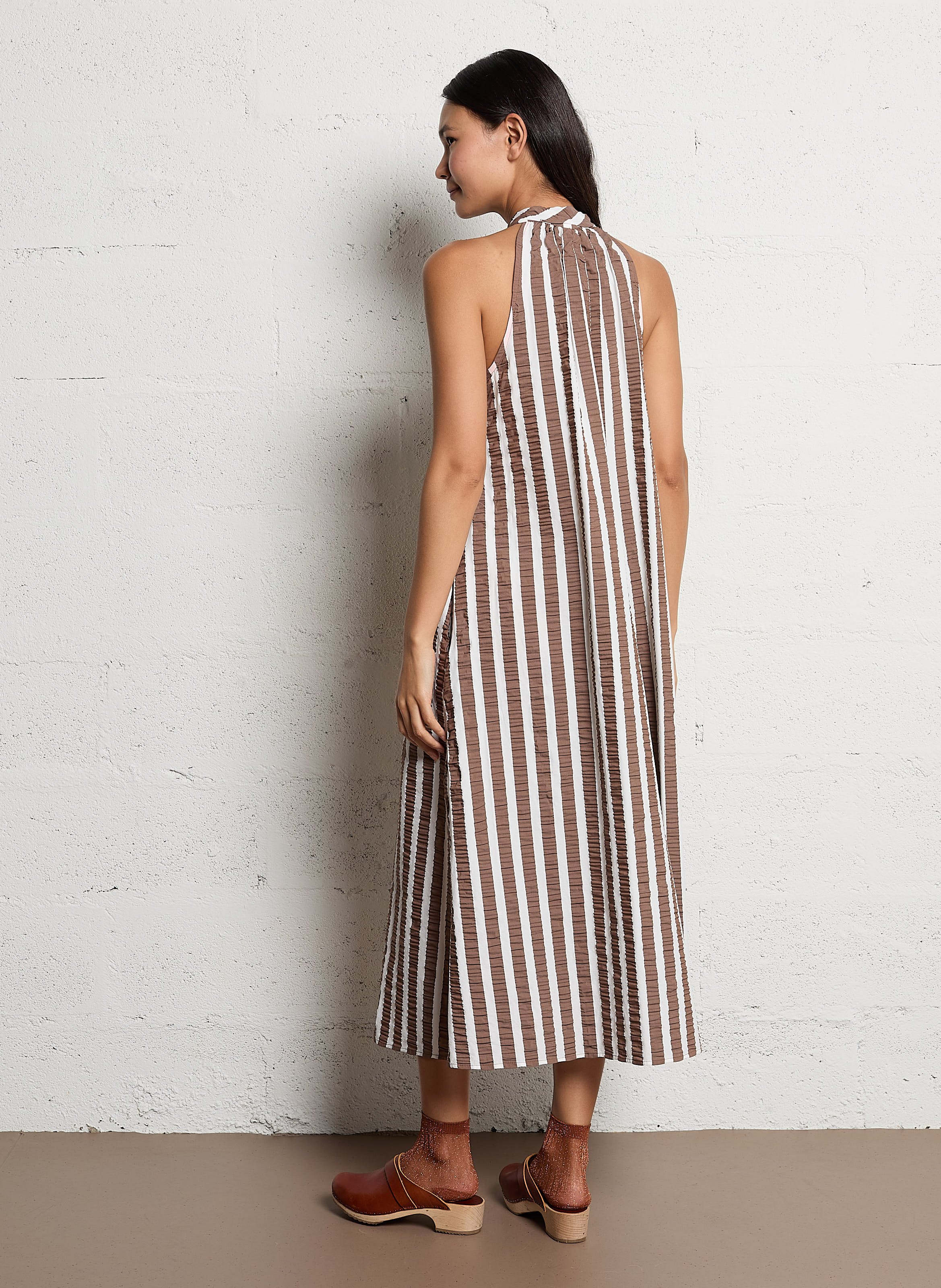 Wijdvallende jurk met Amerikaanse halslijn DR BLOOM Bruin