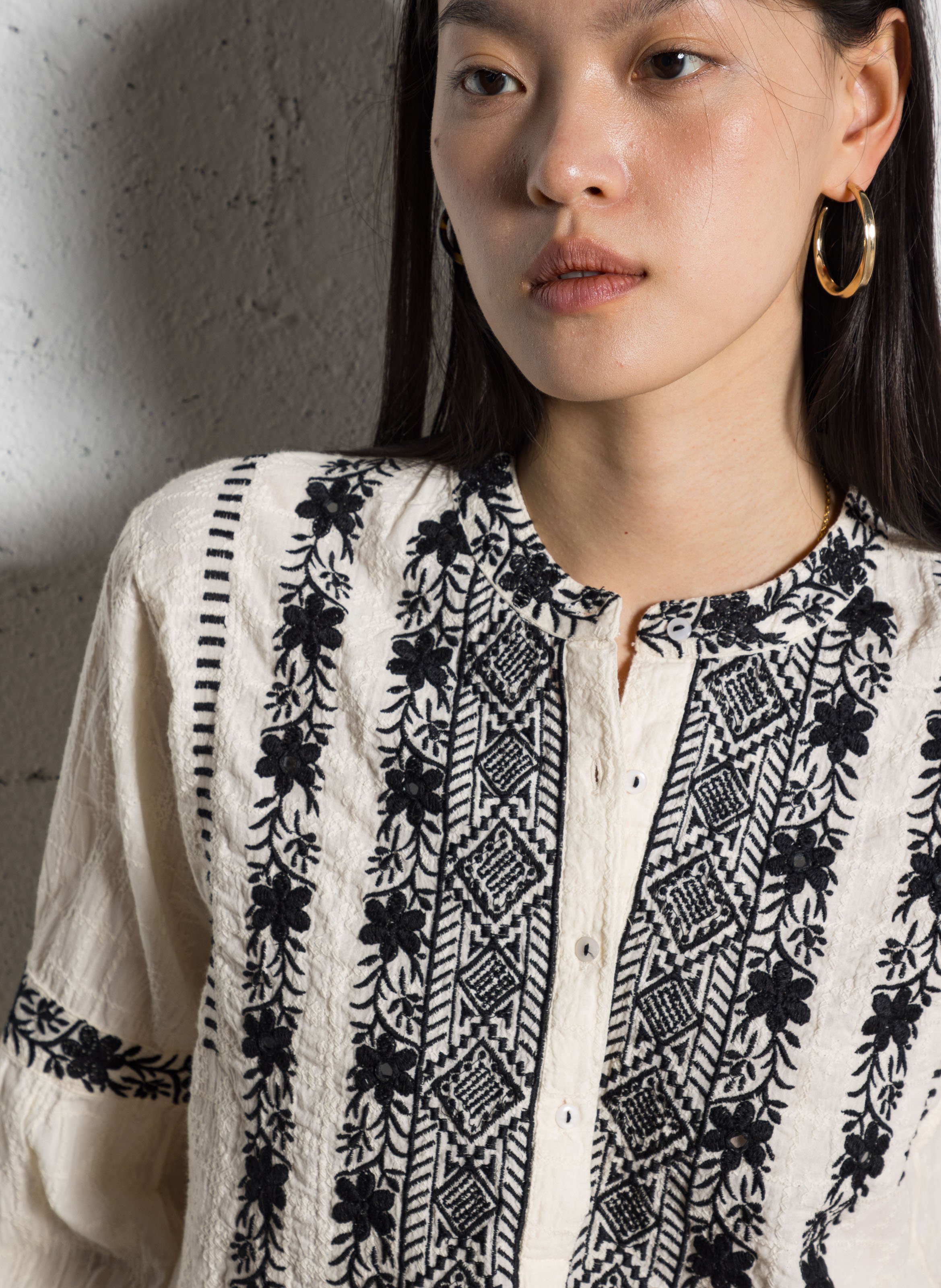 Straight embroidered round neck blouse MAISON HOTEL White