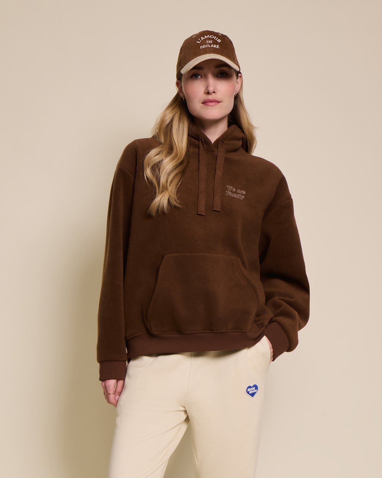 Le hoodie we are family adulte en polaire recyclée EMOI EMOI Marron