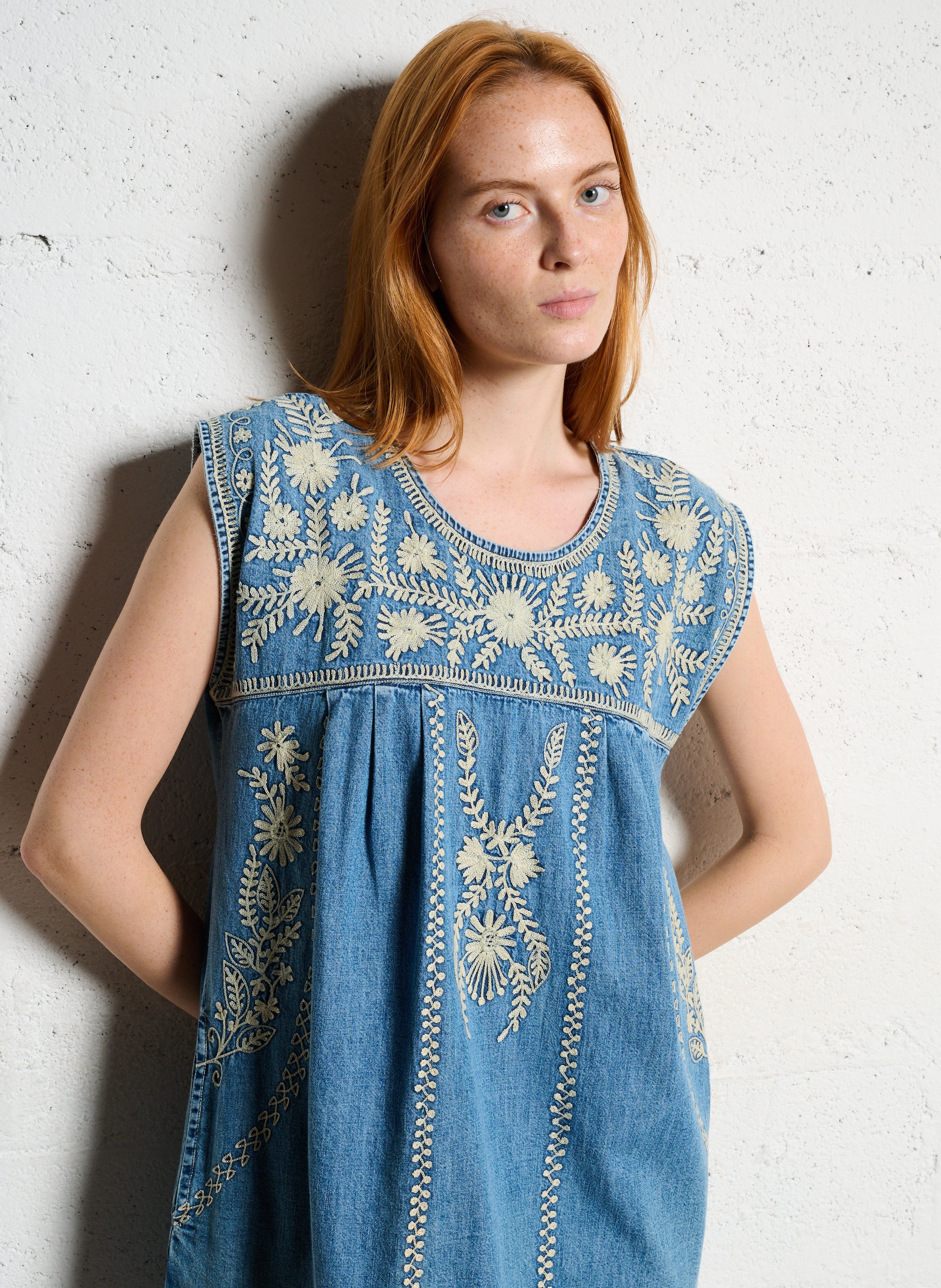 Korte mouwloze jurk van geborduurd denim MAISON HOTEL Blauw