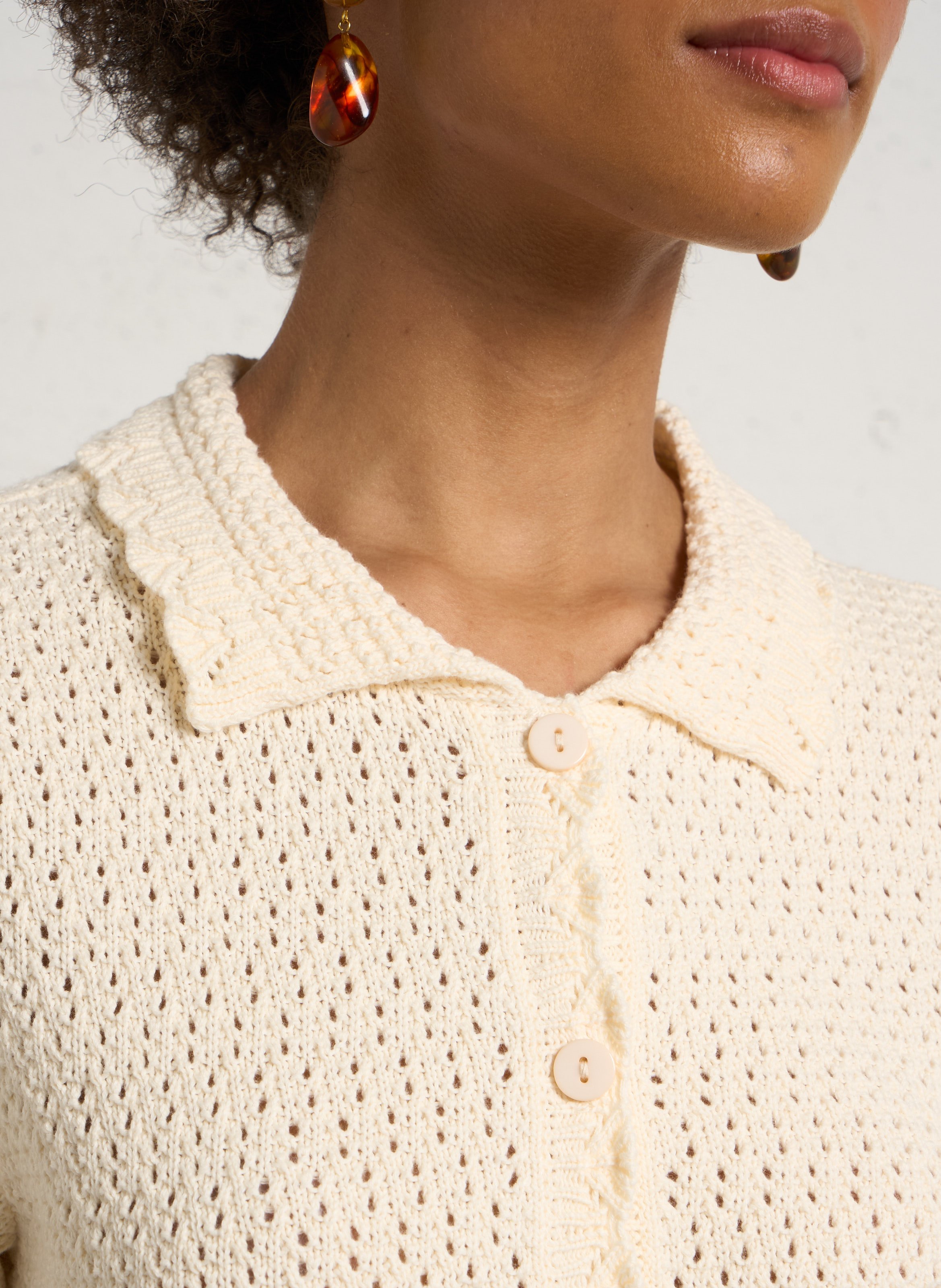 Gerade geschnittene Strickweste mit klassischem durchbrochenem Kragen aus Baumwolle. PETITE MENDIGOTE Beige