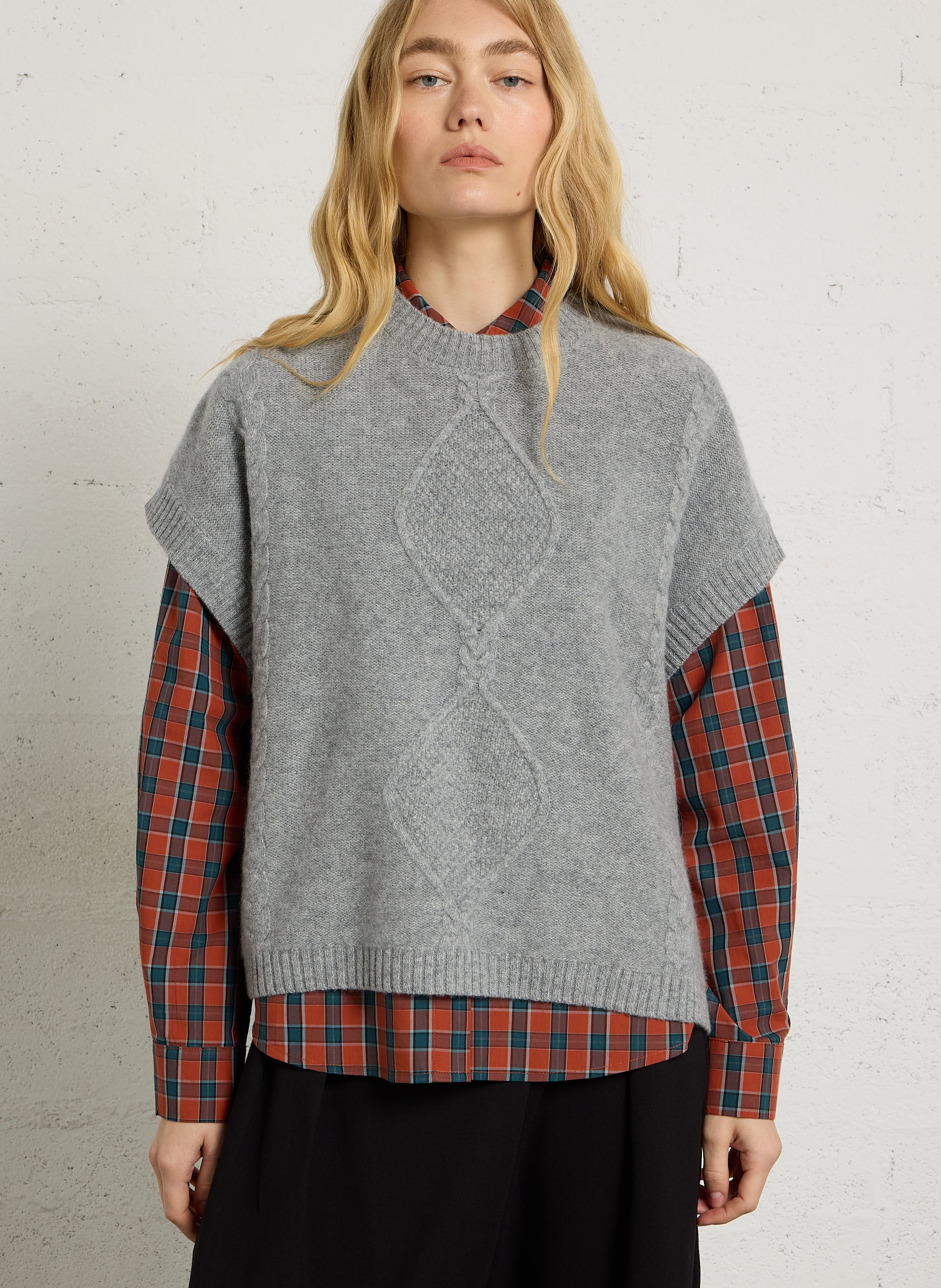 Pull sans manches torsadé en laine  BELLA JONES Gris