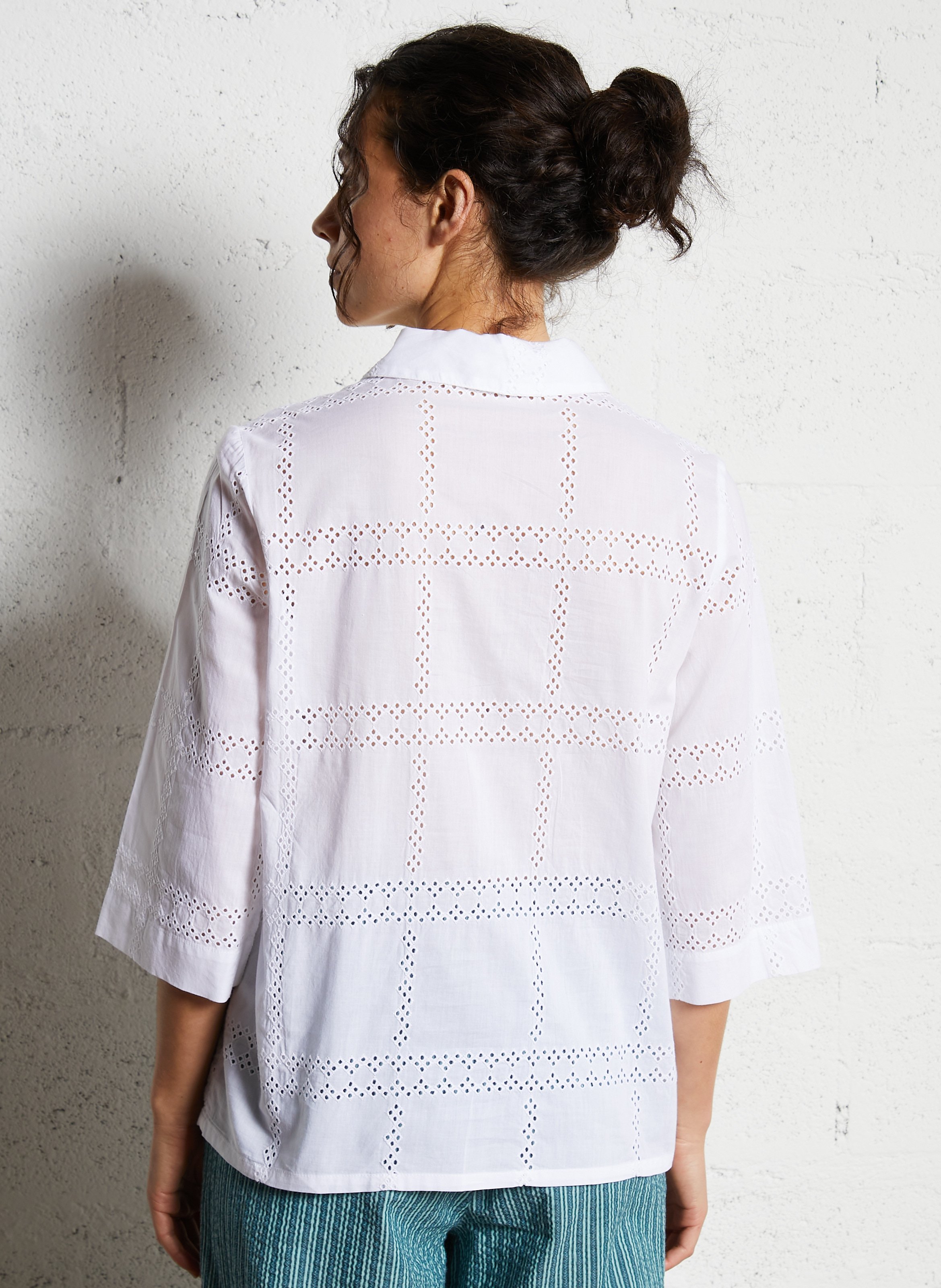 Rechte, katoenen blouse met klassieke kraag en borduursel NICE THINGS Wit