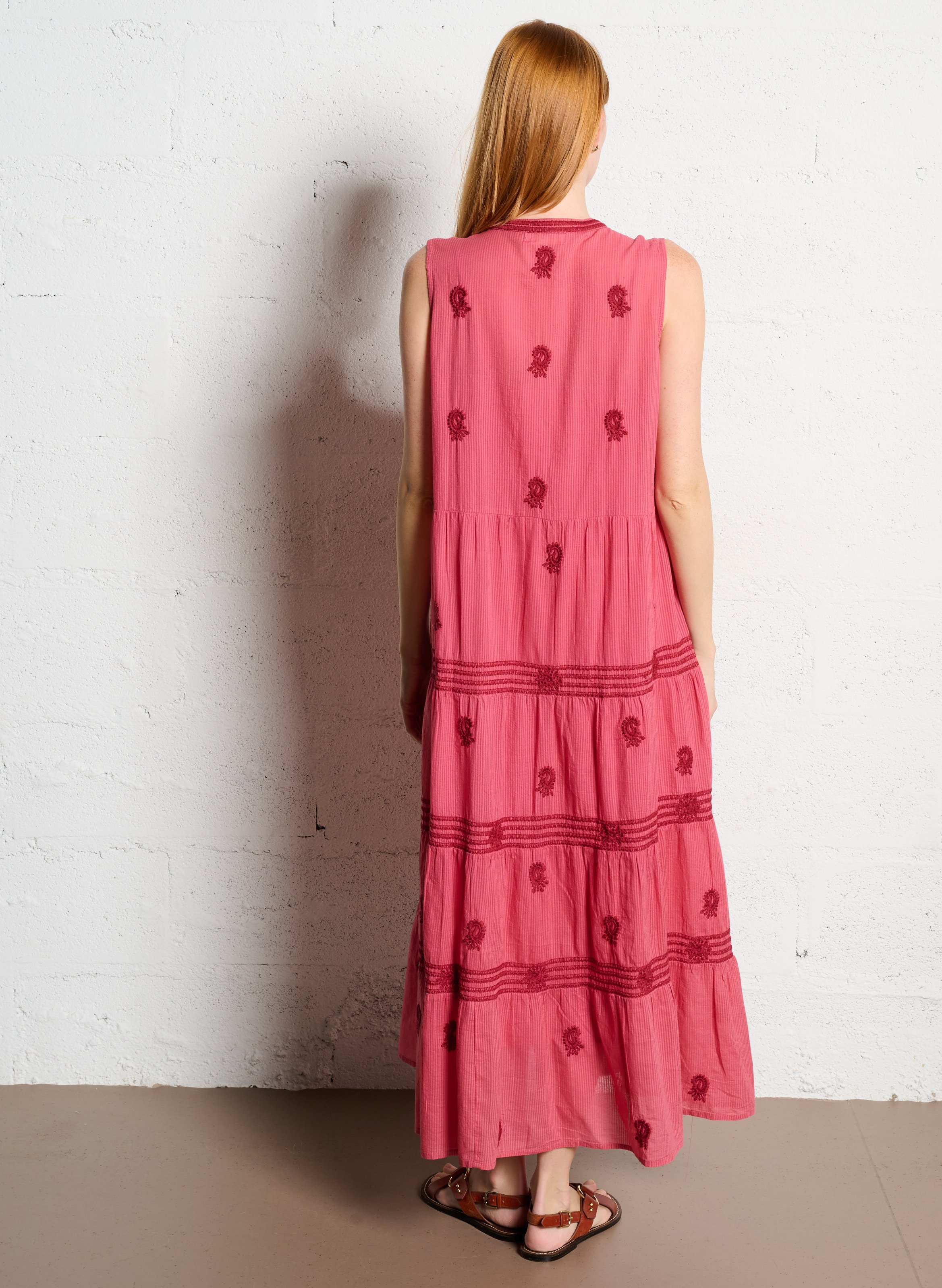 Ärmelloses langes gestreiftes Kleid mit Stickereien MAISON HOTEL Rosa