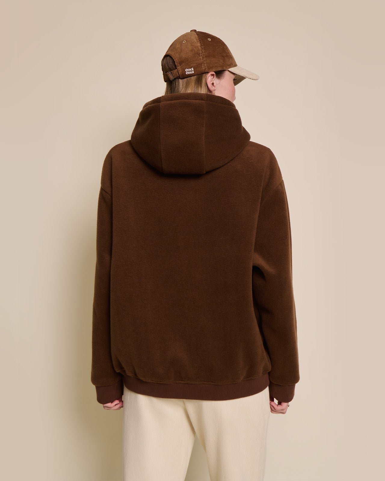 Le hoodie we are family adulte en polaire recyclée EMOI EMOI Marron