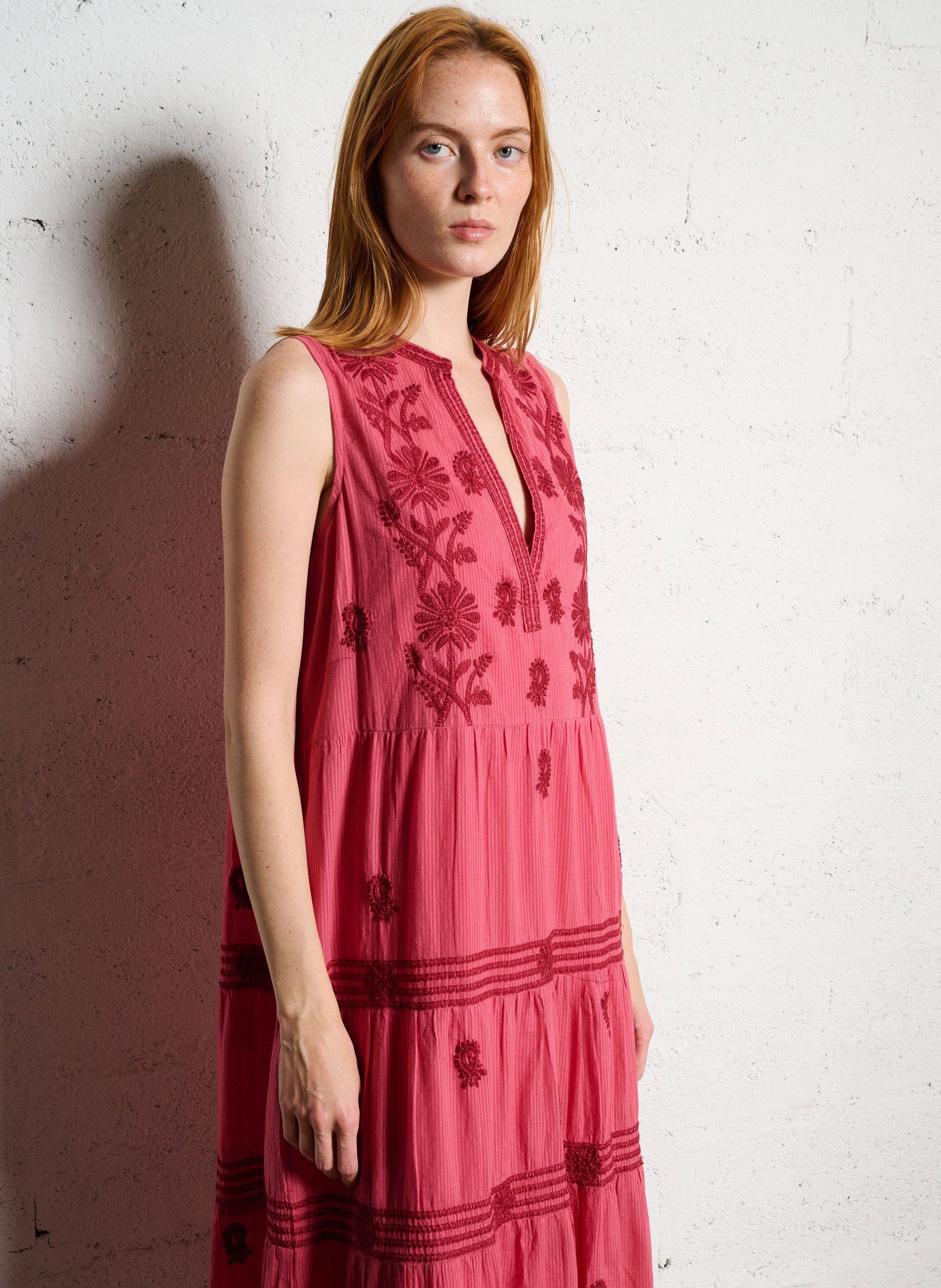 Ärmelloses langes gestreiftes Kleid mit Stickereien MAISON HOTEL Rosa