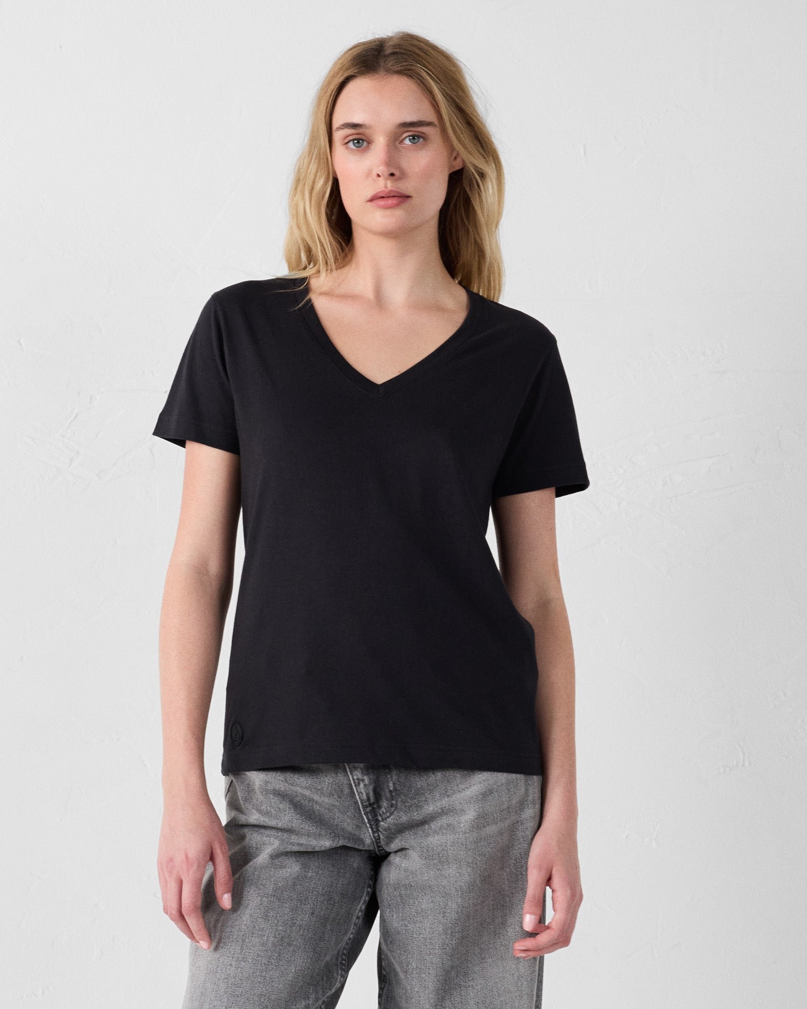 V-neck soft t-shirt JOTT Black